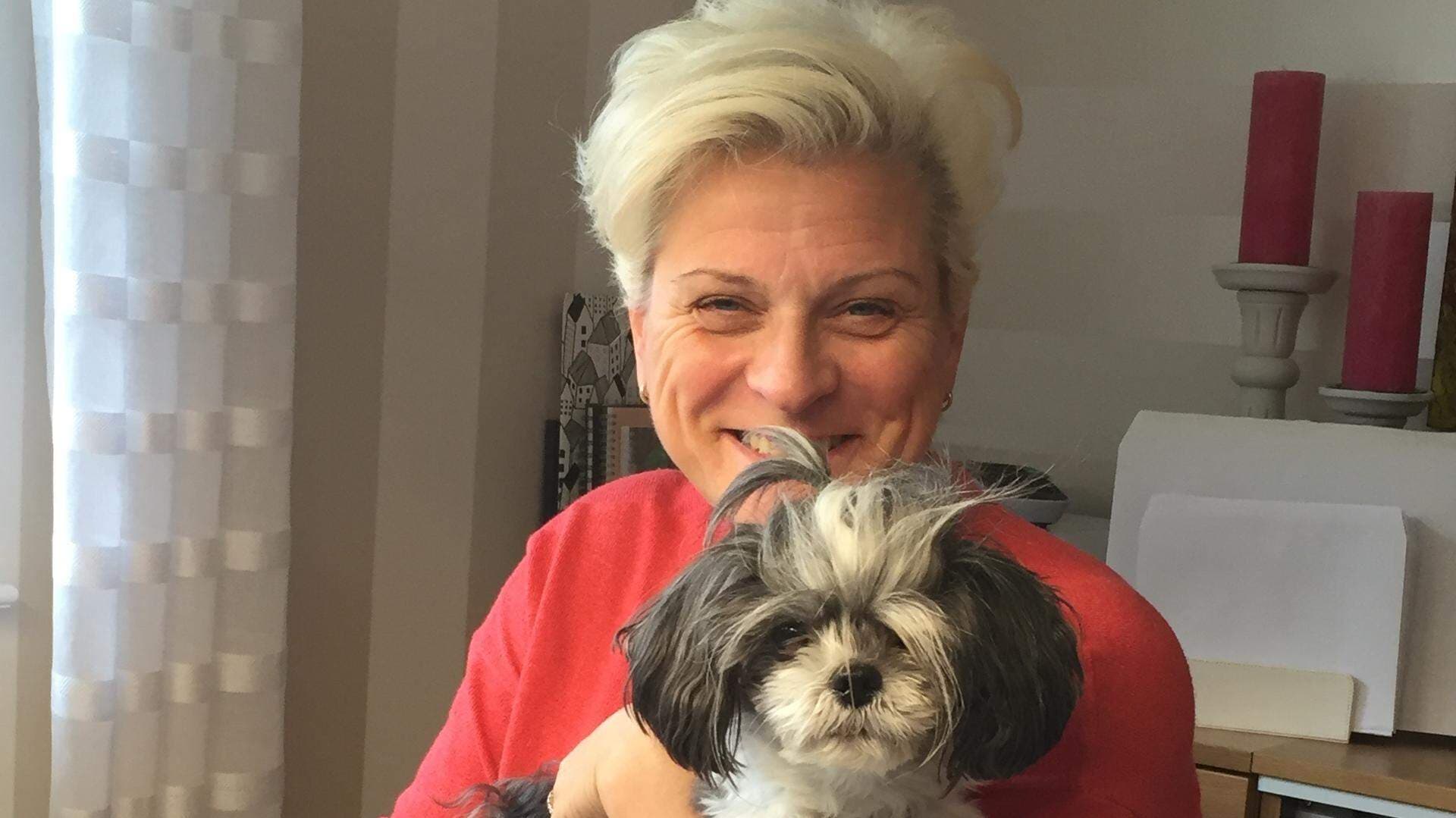 Birthe Björkenstock och arbetshunden Athena.