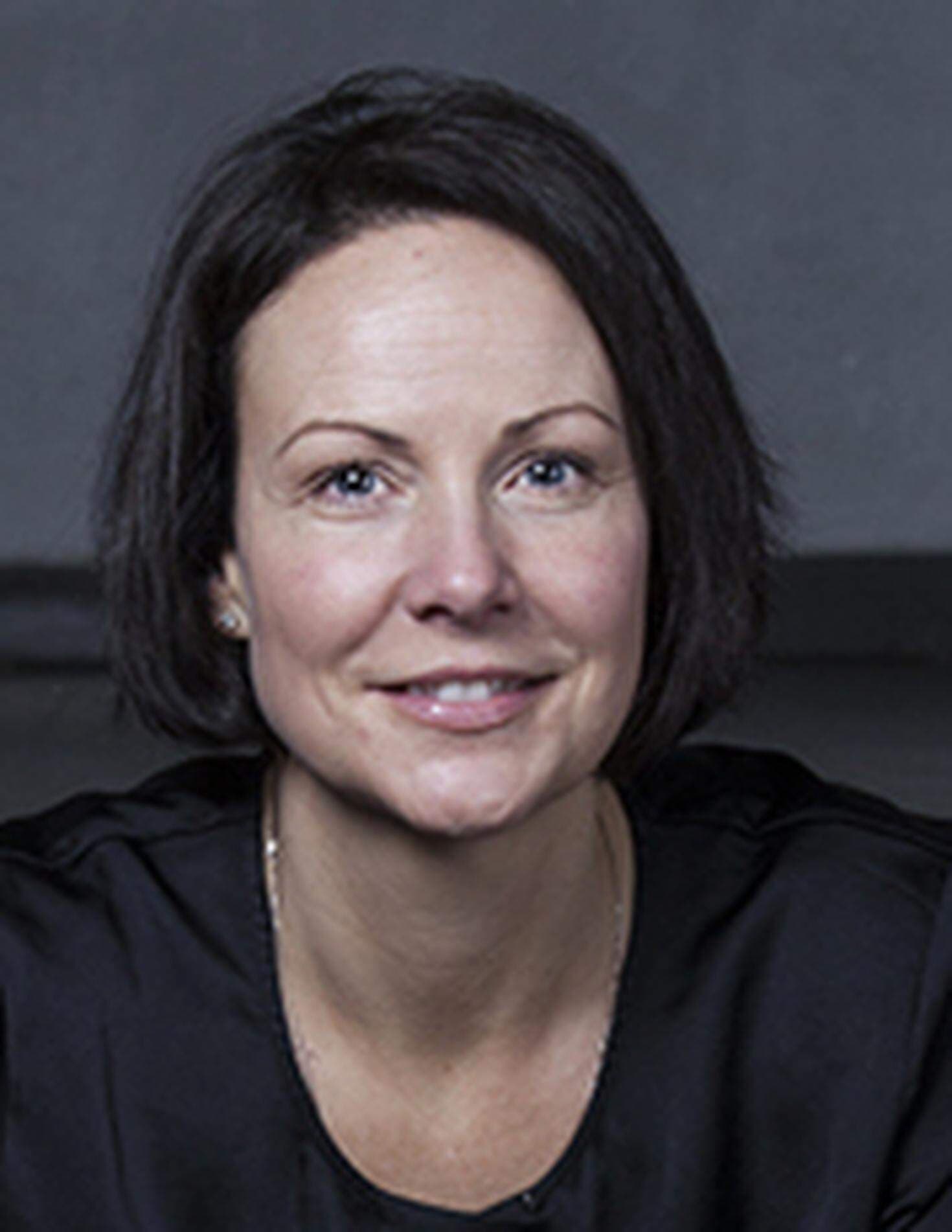 Malin Ericsson ser de höjda parkeringsavgifterna som ett exempel på hur företagen motarbetas.