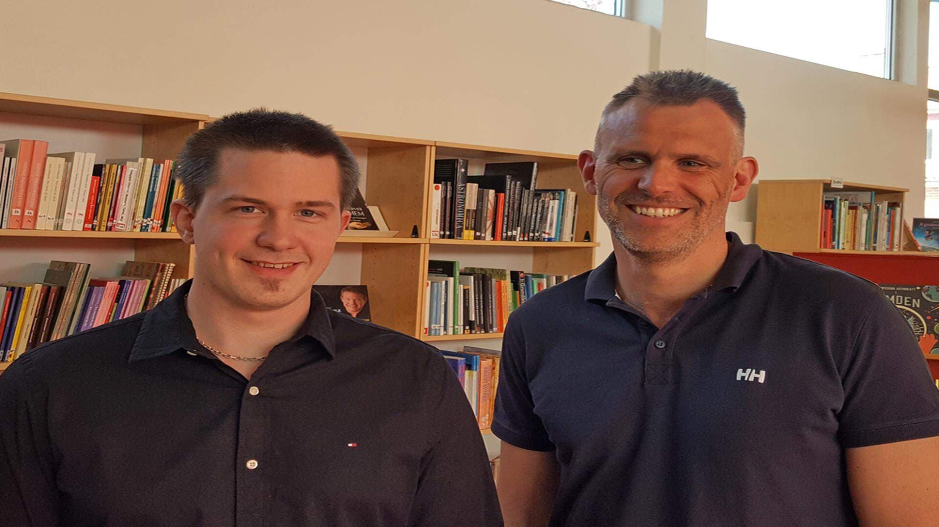 Mikael Löfving och Andreas Widlund gör gemensam sak för att informera elever om de många möjligheterna som finns på Kinnarps.