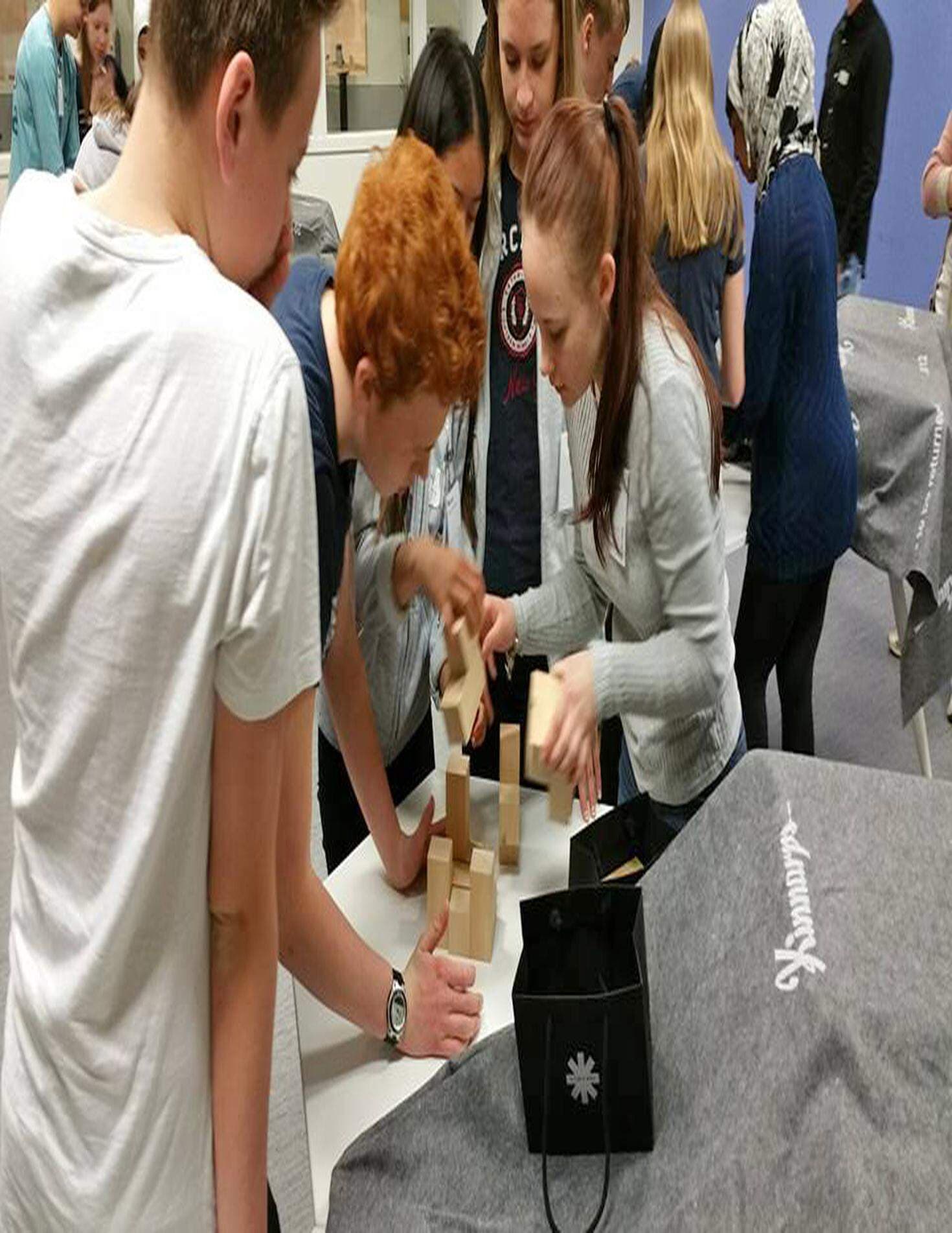 Kyrkerörsskolans 8:e klassare bjöds på en träteknisk femkamp och yrkesvandring.