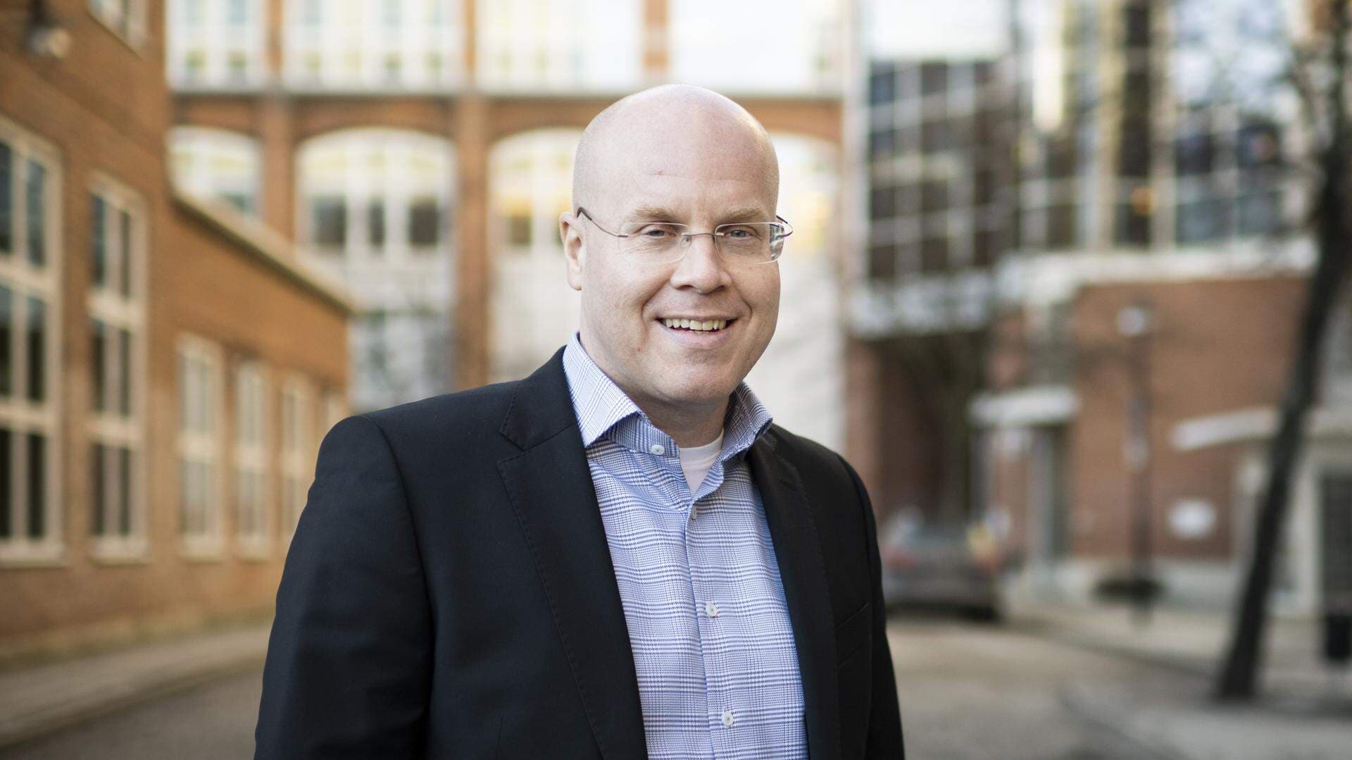 Tobias Hansson, vd för Hitachi Energy i Sverige.