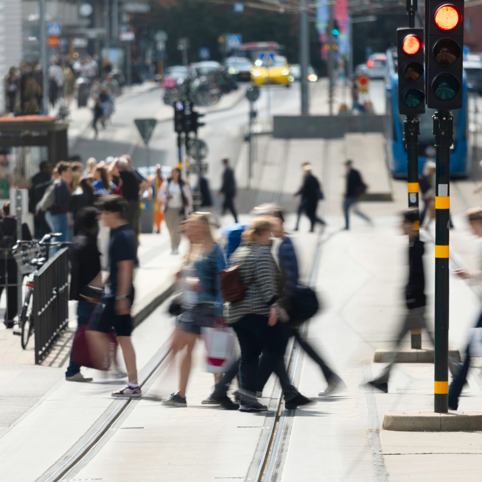 Människor som rör sig på en affärsgata