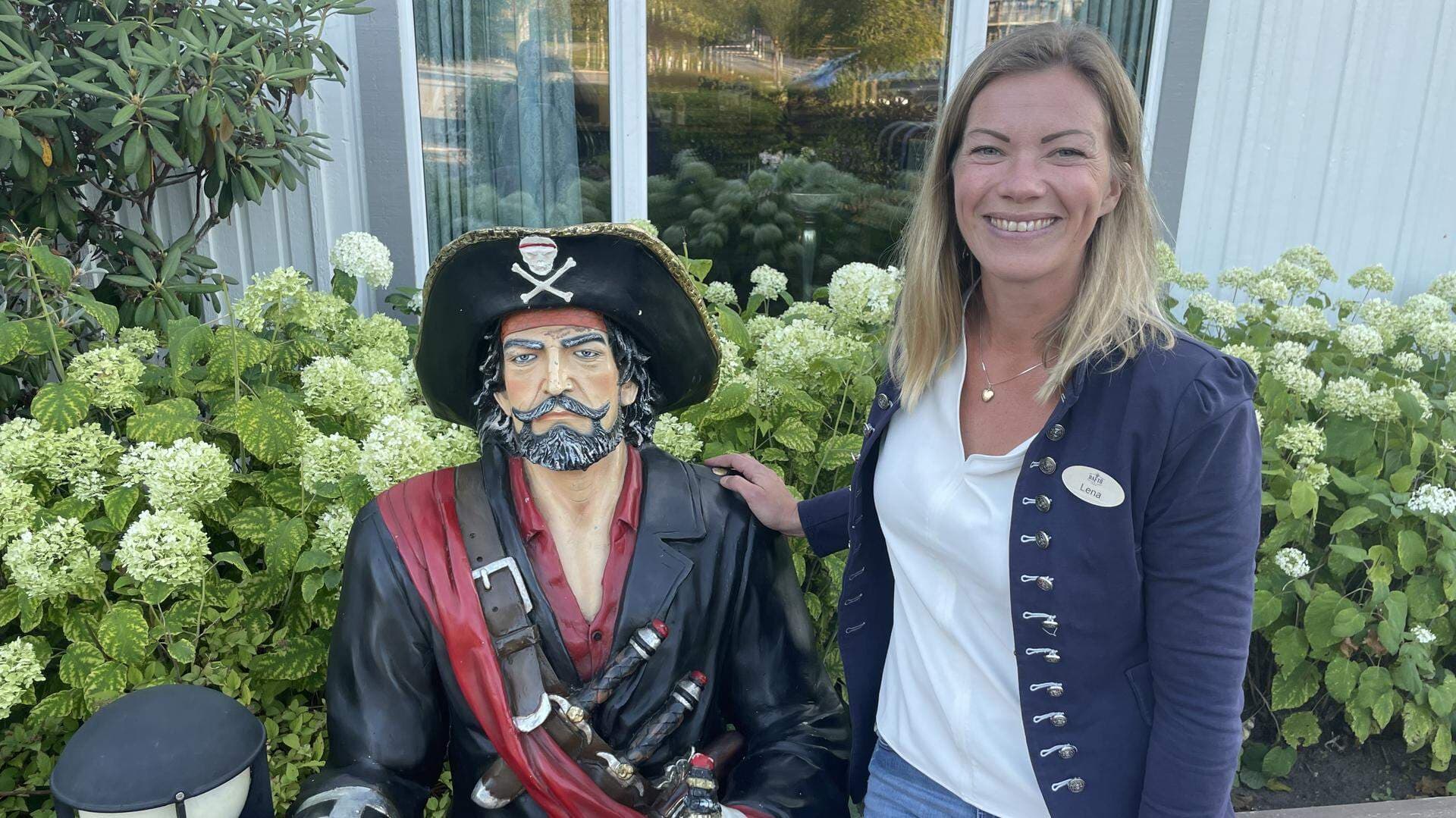 Lena Kempe med en piratdocka