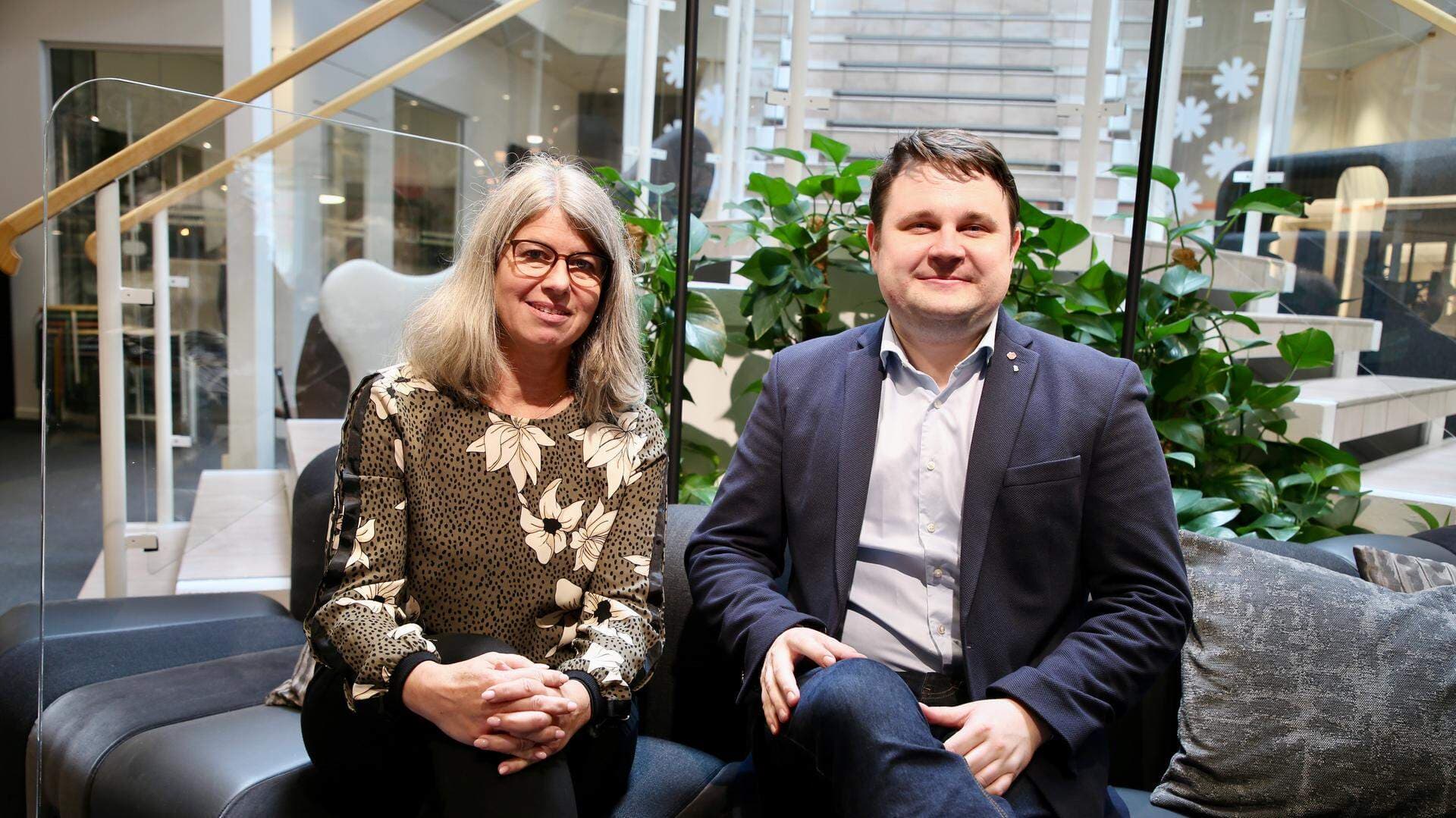 Annica Axelsson och Niklas Säwén sitter i en soffa.