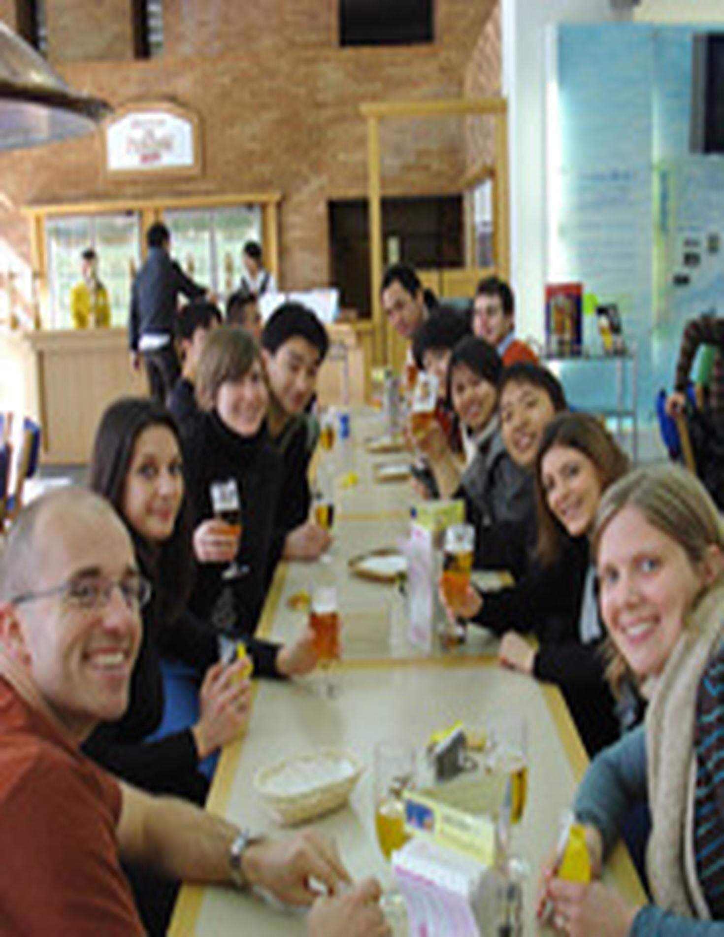 VIKTIGT ATT FESTA. Hannah Gustafsson på ölprovning med sin marknadsföringsklass. I Japan umgås man mycket med sina kollegor.