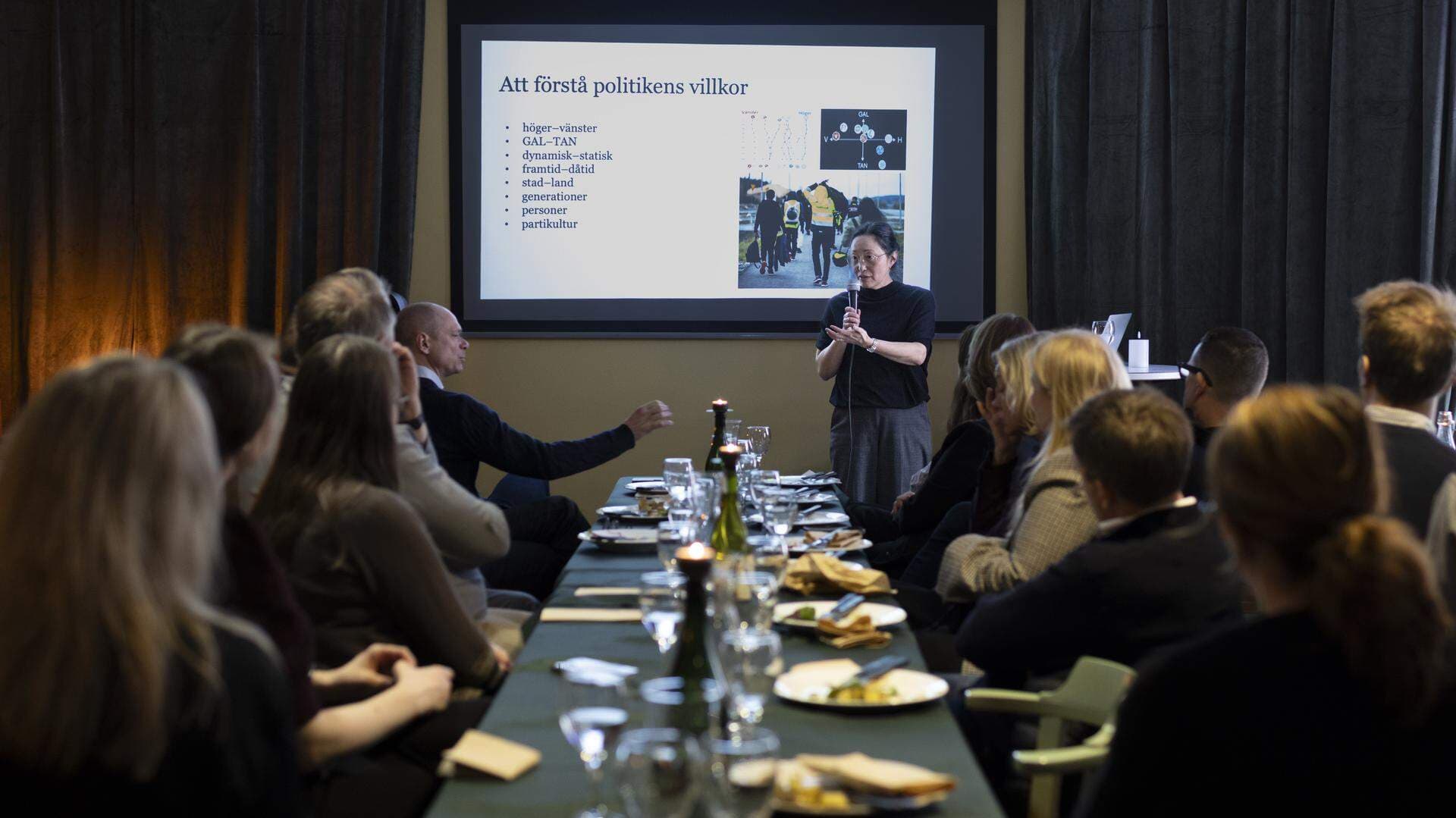 Tove Lifvendahl föreläser.