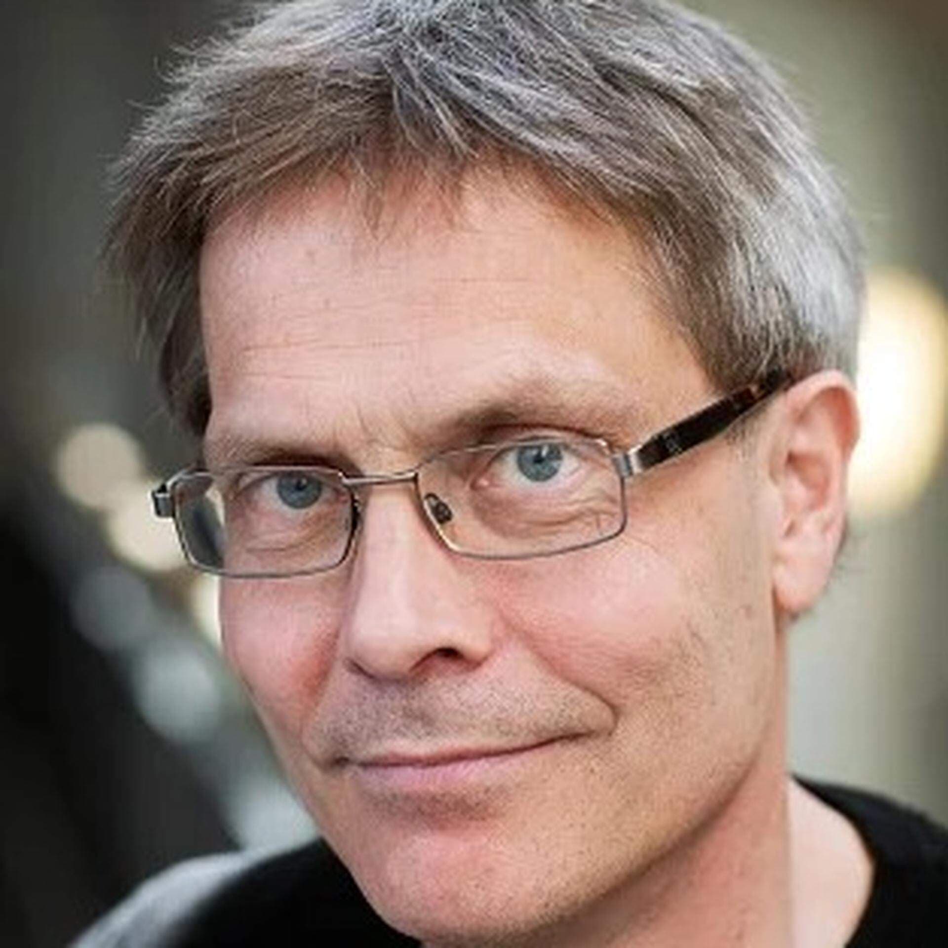 Mats Benner i svart tröja och med rektangulära glasögon med metallbågar