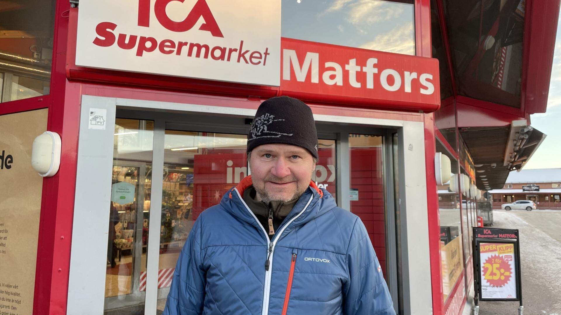 Magnus Wikström står framför entrén till Ica Matfors