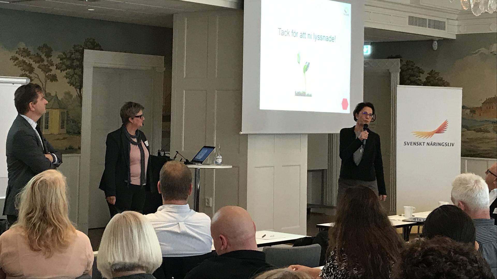 Rolf Elmér, regionchef Svenskt Näringsliv Skåne; Louise Strand, inköpsdirektör Region Skåne; och Birgitta Laurent, upphandlingsexpert på Svenskt Näringsliv, på seminarium i Malmö om offentlig upphandling.