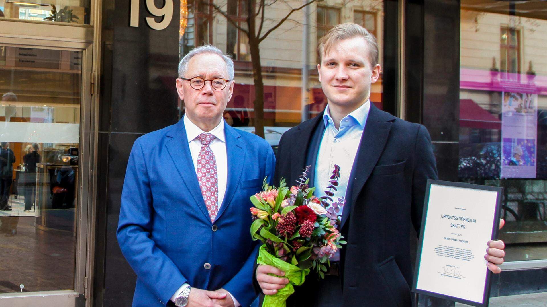 Simon Pålsson Högström, Stockholms universitet, tilldelas Svenskt Näringslivs stipendium om 15 000 kr för bästa examensuppsats om skatter år 2021.