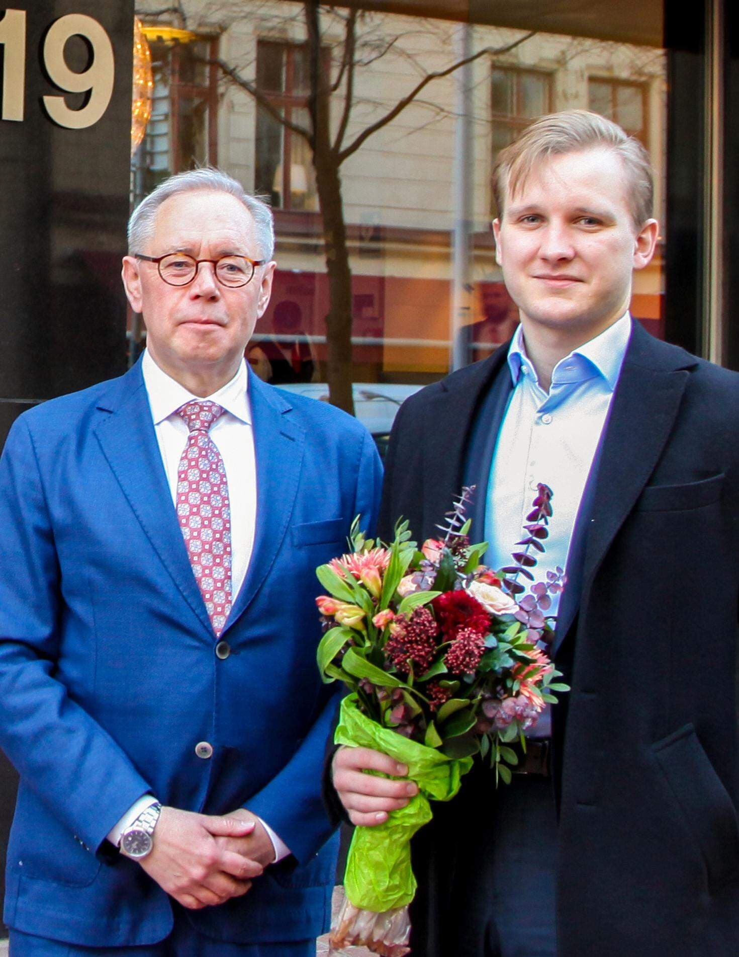 Simon Pålsson Högström, Stockholms universitet, tilldelas Svenskt Näringslivs stipendium om 15 000 kr för bästa examensuppsats om skatter år 2021.