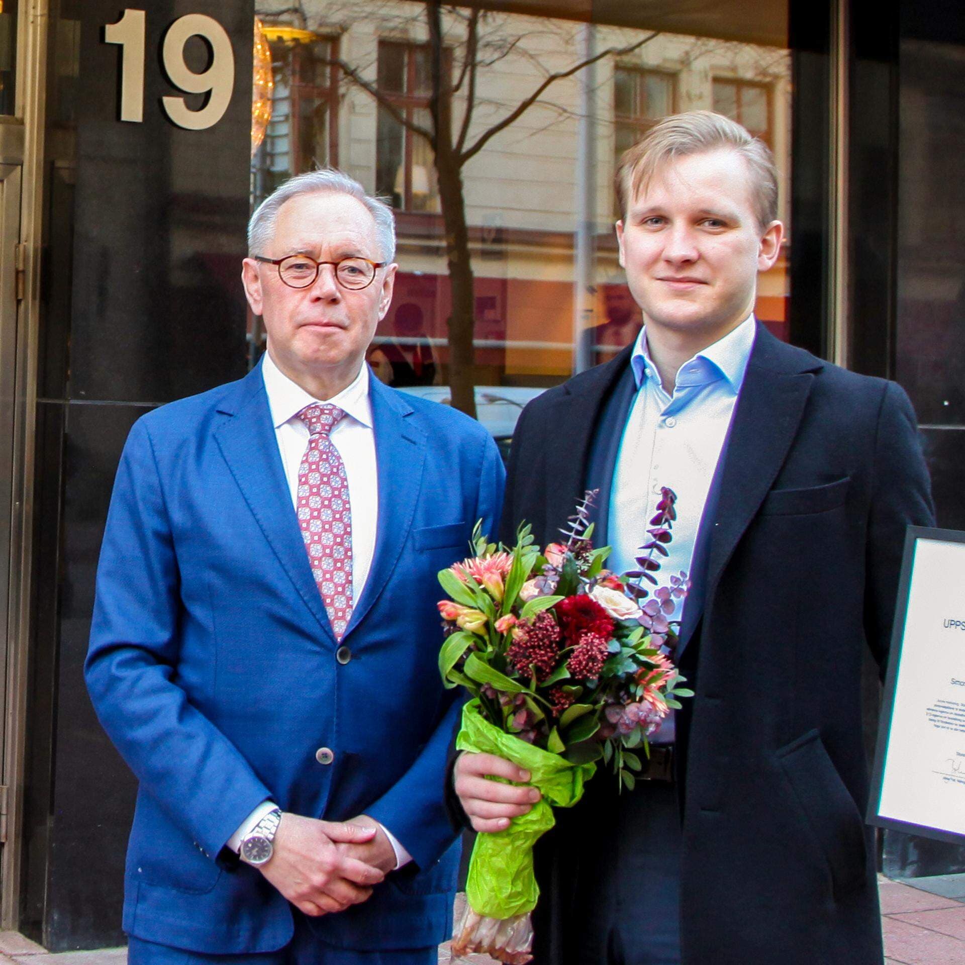 Simon Pålsson Högström, Stockholms universitet, tilldelas Svenskt Näringslivs stipendium om 15 000 kr för bästa examensuppsats om skatter år 2021.