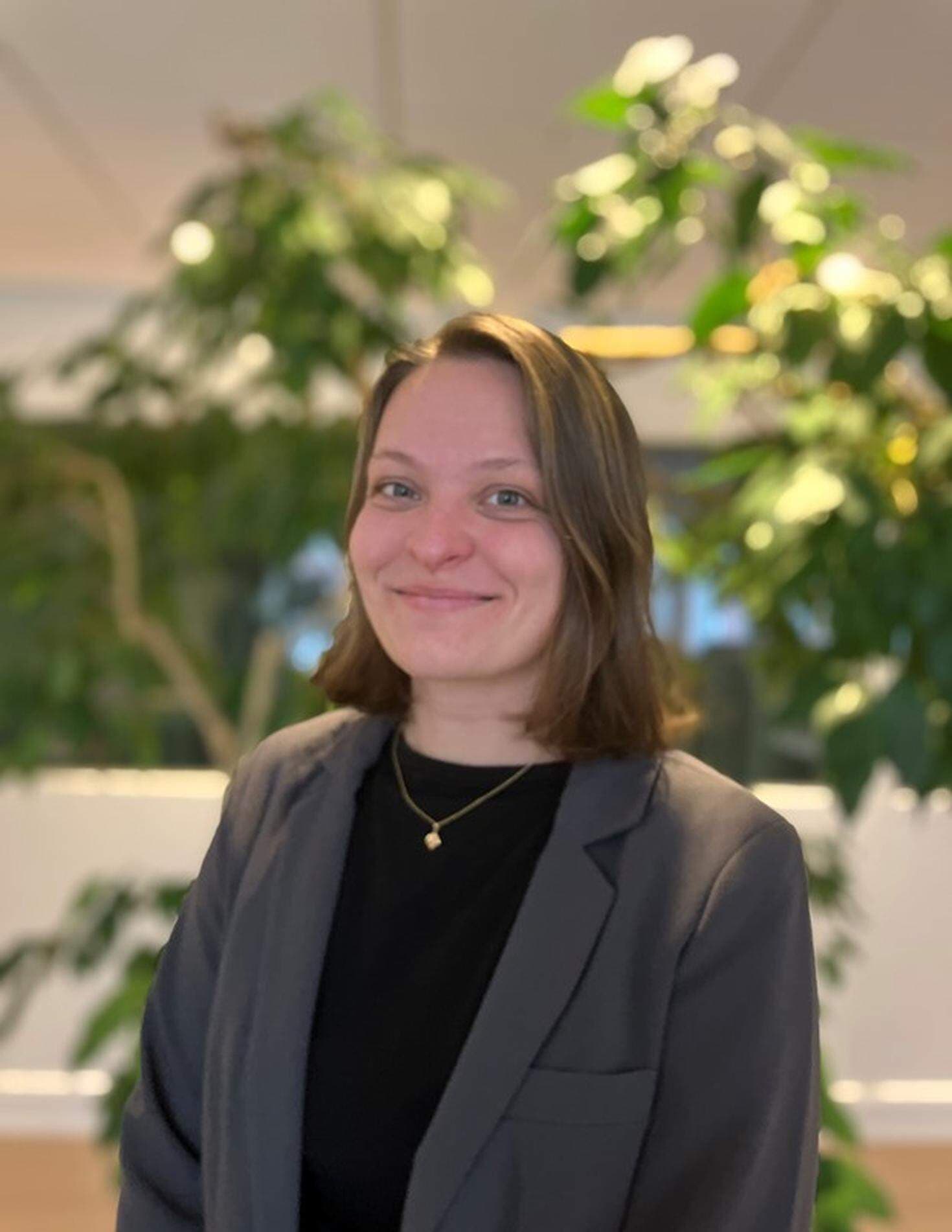 Stina Johansson, HR-konsult Hudiksvalls kommun, har en grå kavaj.