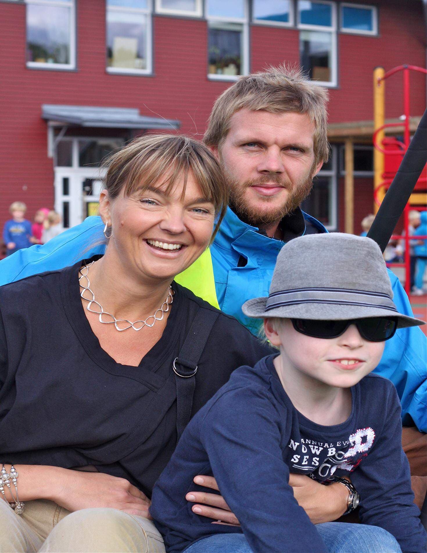 Albus Andersson, elev på Nova Montessoriskolan i Kungsbacka, med sin lärare och assistent.
