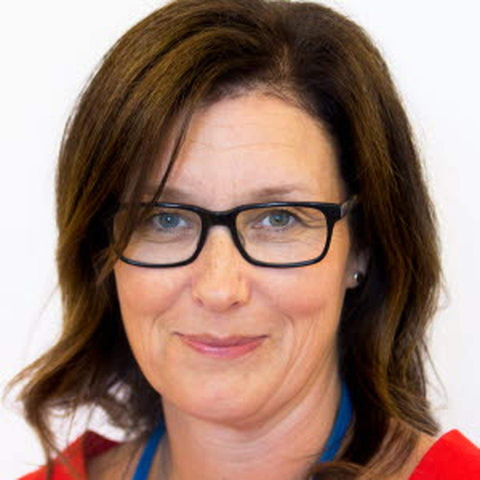 Malin Thunborg i röd v-ringad tröja och glasögon