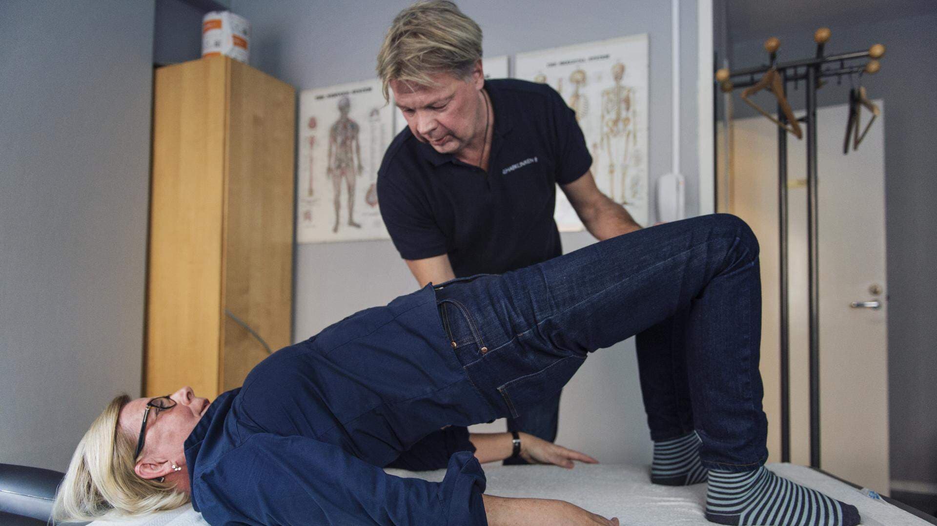 En kvinna går på rehabilitering hos en sjukgymnast.
