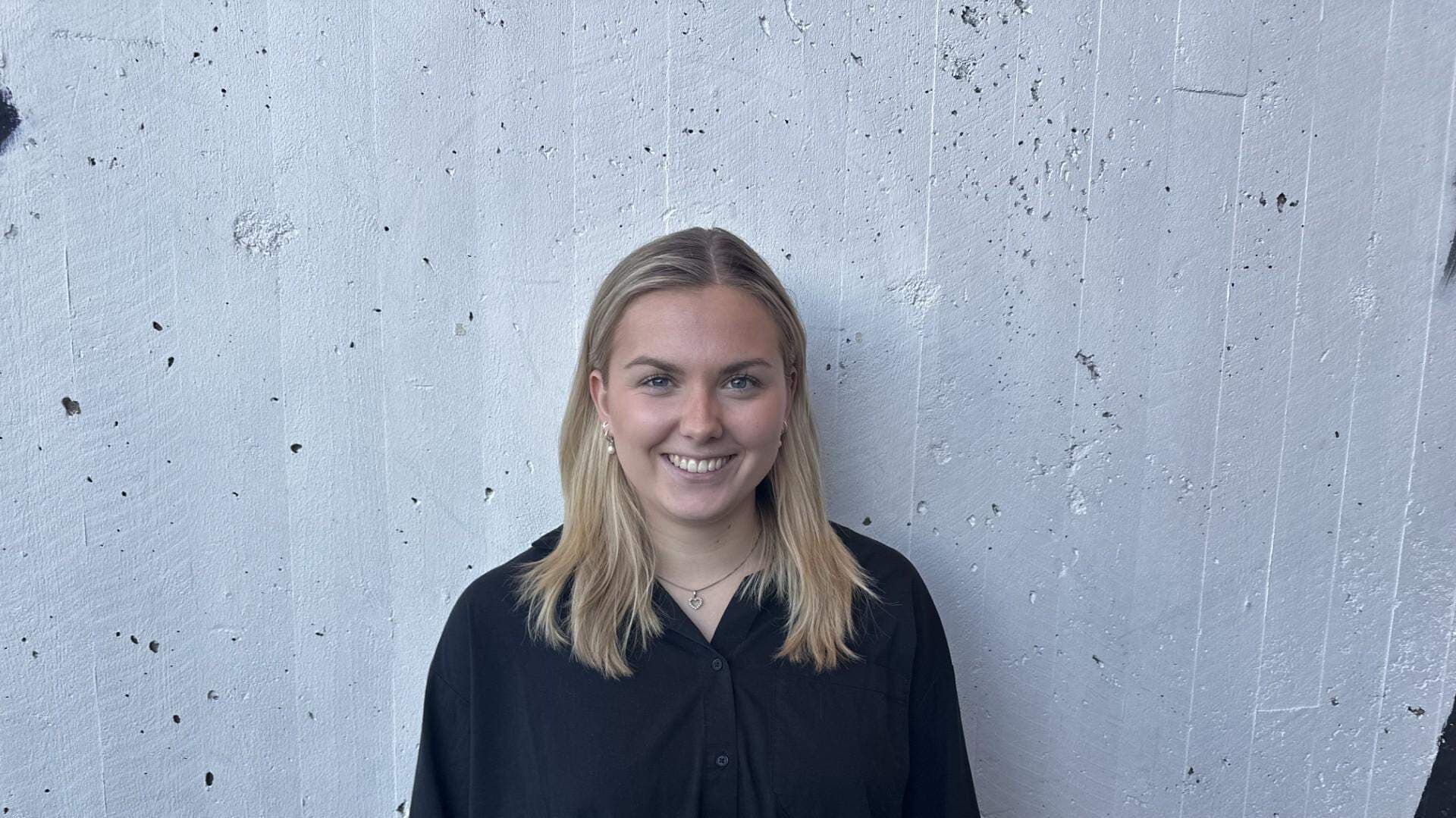 Ida Frisch står mot en betongvägg.