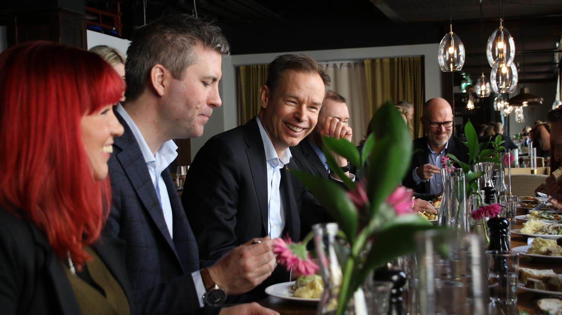 Fredrik Persson i samtal med ett 15-tal företagare från Örebro. Närmast i bild från vänster Ida Thorell från Ung Företagsamhet och Karl Hulterström, Svenskt Näringsliv Örebro.