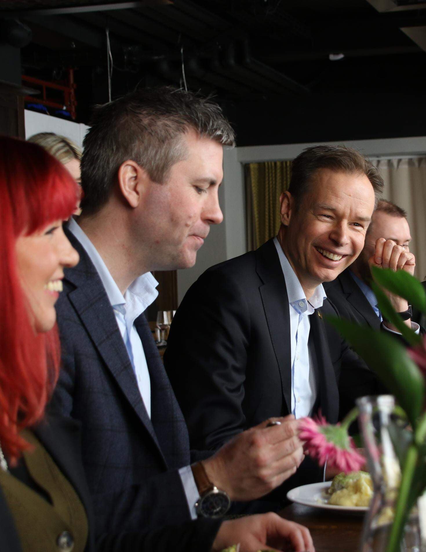 Fredrik Persson i samtal med ett 15-tal företagare från Örebro. Närmast i bild från vänster Ida Thorell från Ung Företagsamhet och Karl Hulterström, Svenskt Näringsliv Örebro.