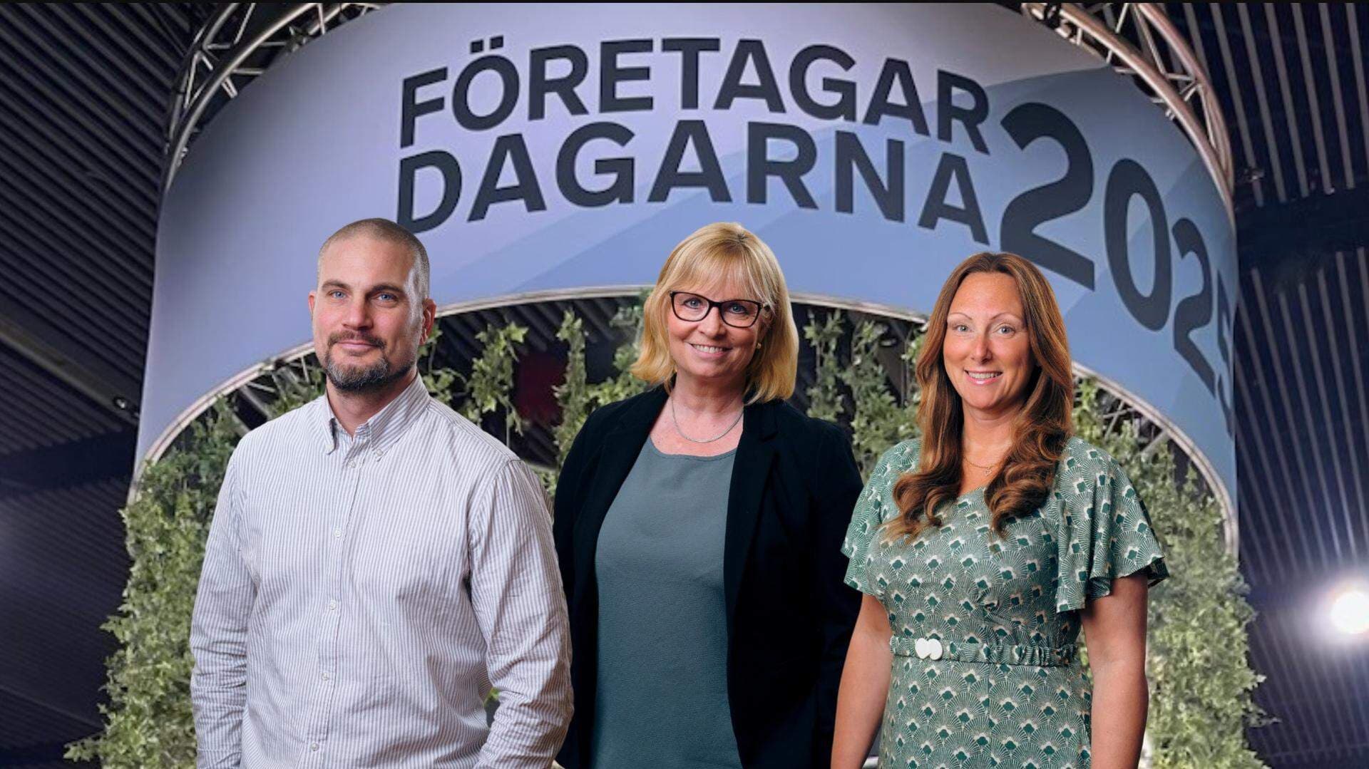 Håkan Nilsson, Marie Svensson och Emma Unevik framför Företagardagarskylt