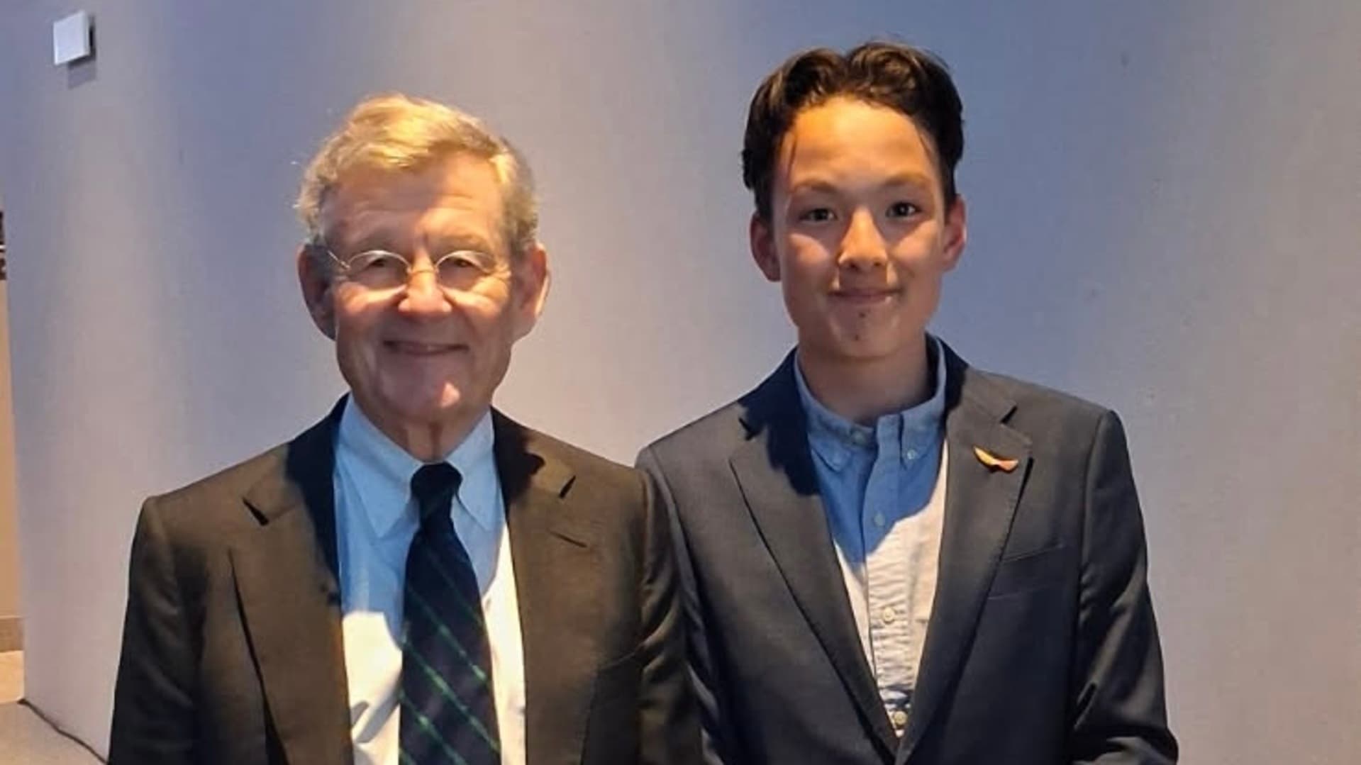 Jacob Wallenberg med praktikan Lucas