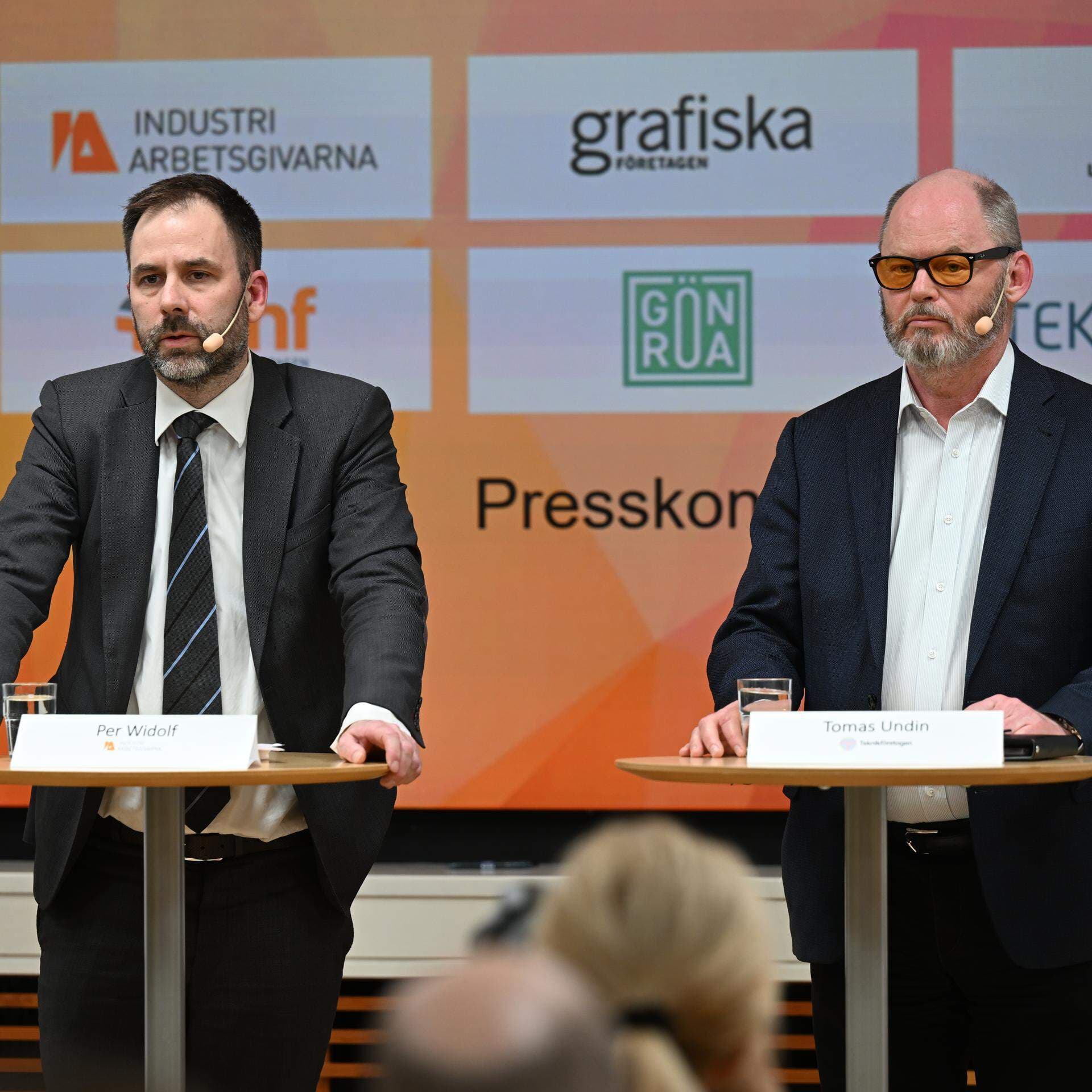 Per Widolf, Industriarbetsgivarna, och Tomas Undin, Teknikföretagen, meddelar resultatet av förhandlingarna om det nya Industriavtalet.