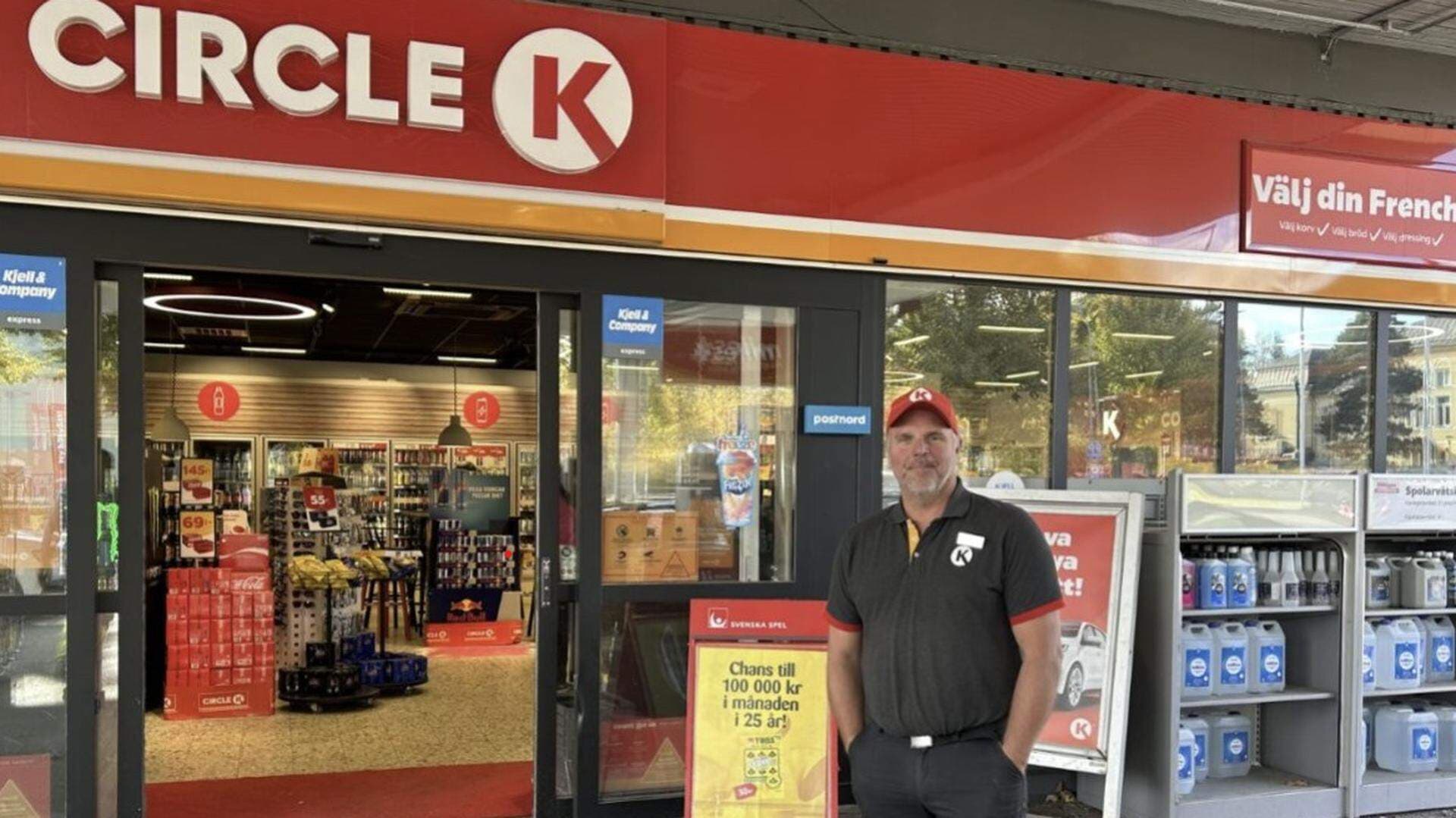 Stefan Fredriksson framför entrén på sin mack