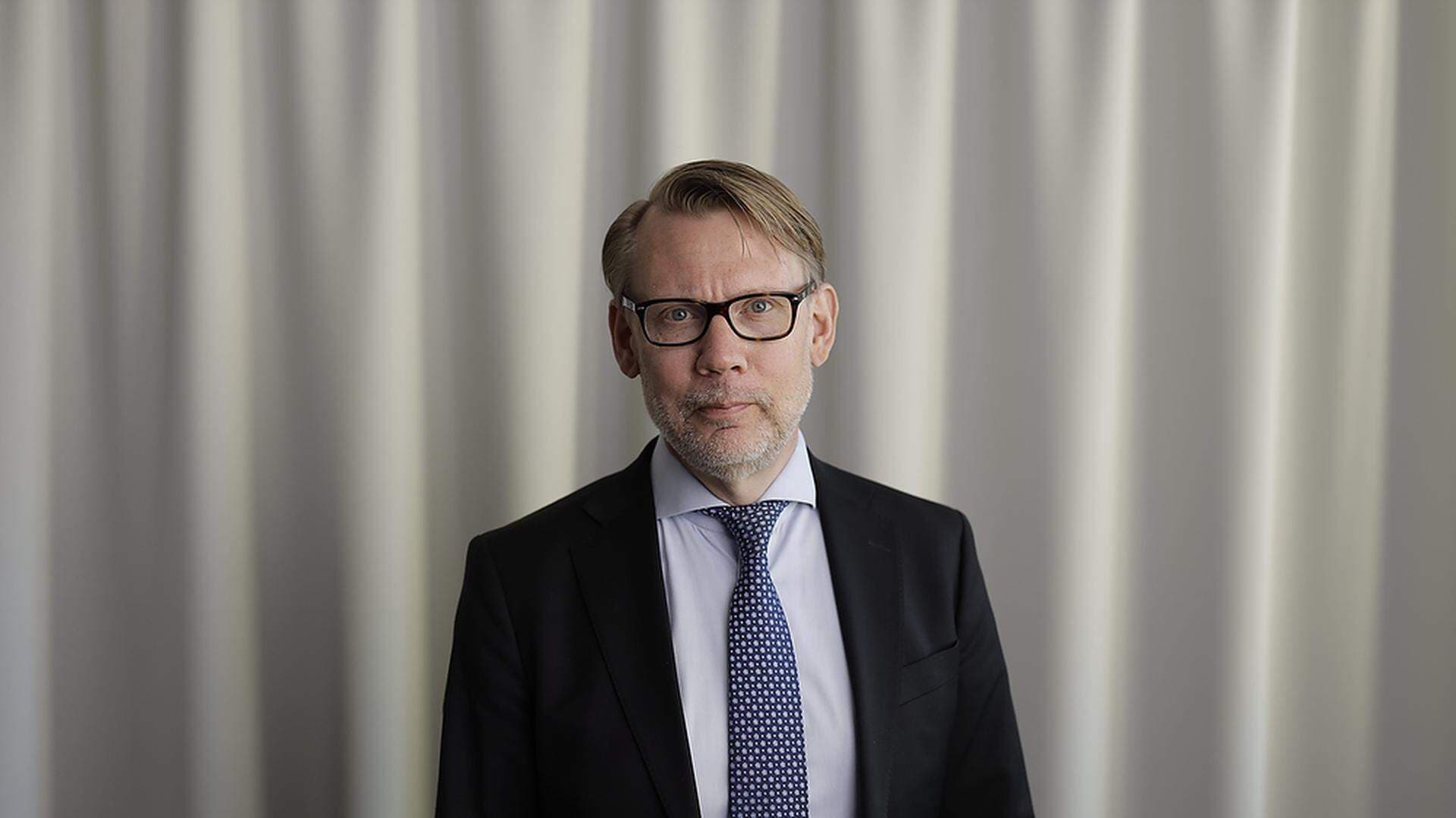 Stefan Lundin har en kostym och mörk slips