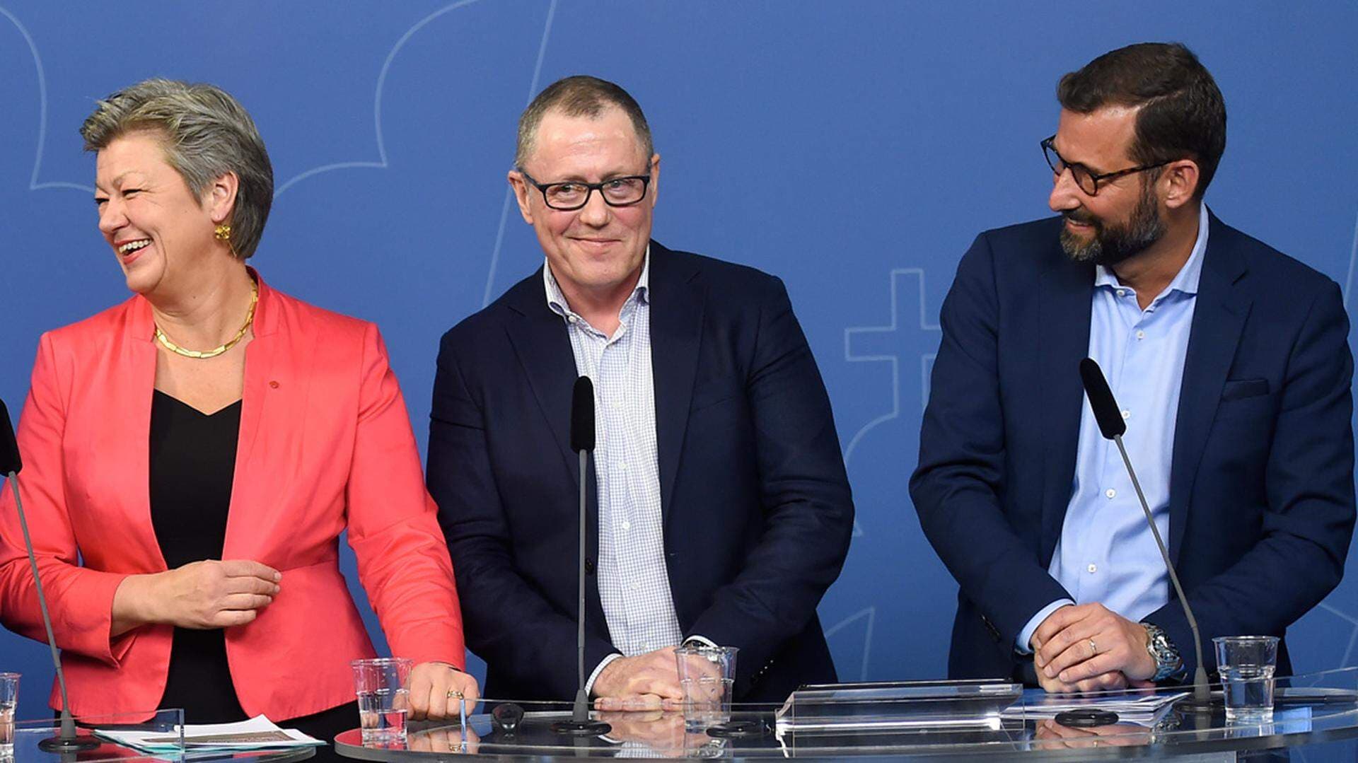Arbetsmarknadsminister Ylva Johansson (S), Anders Weihe, förhandlingschef Teknikföretagen och Stefan Koskinen, arbetsgivarpolitisk chef på Almega.