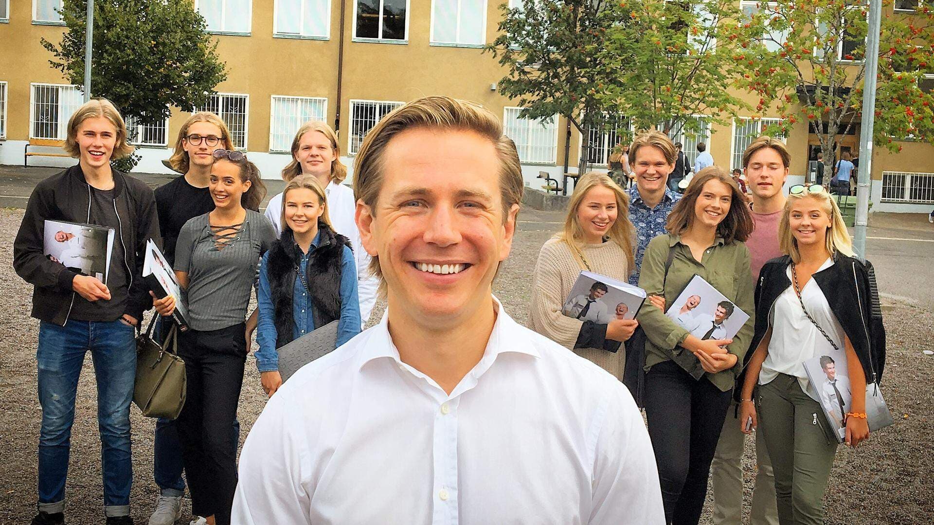 Carl Kronberg, Bromma gymnasiums förstelärare ekonomiska ämnen med inriktning mot UF och omvärldskontakter, tillsammans med några elever.