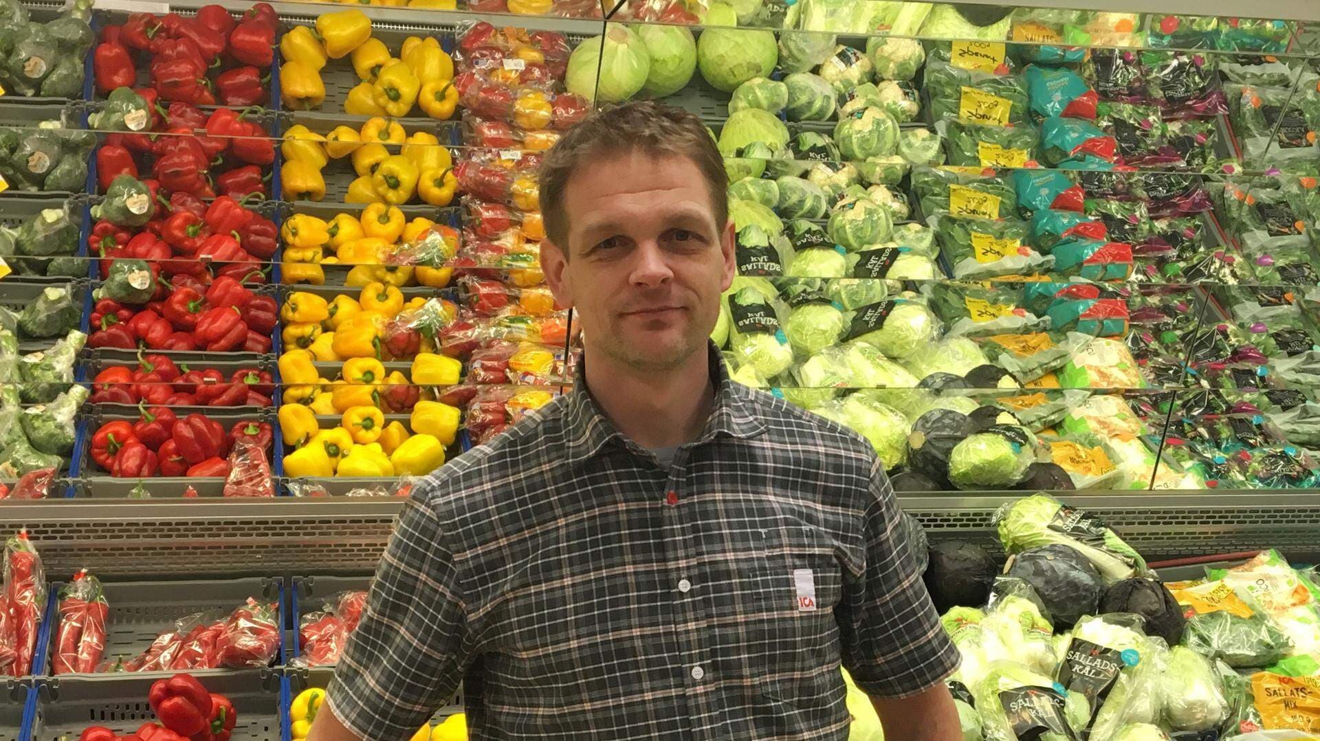 Patrik Vatka, framför grönsaksdisken på Ica Supermarket.