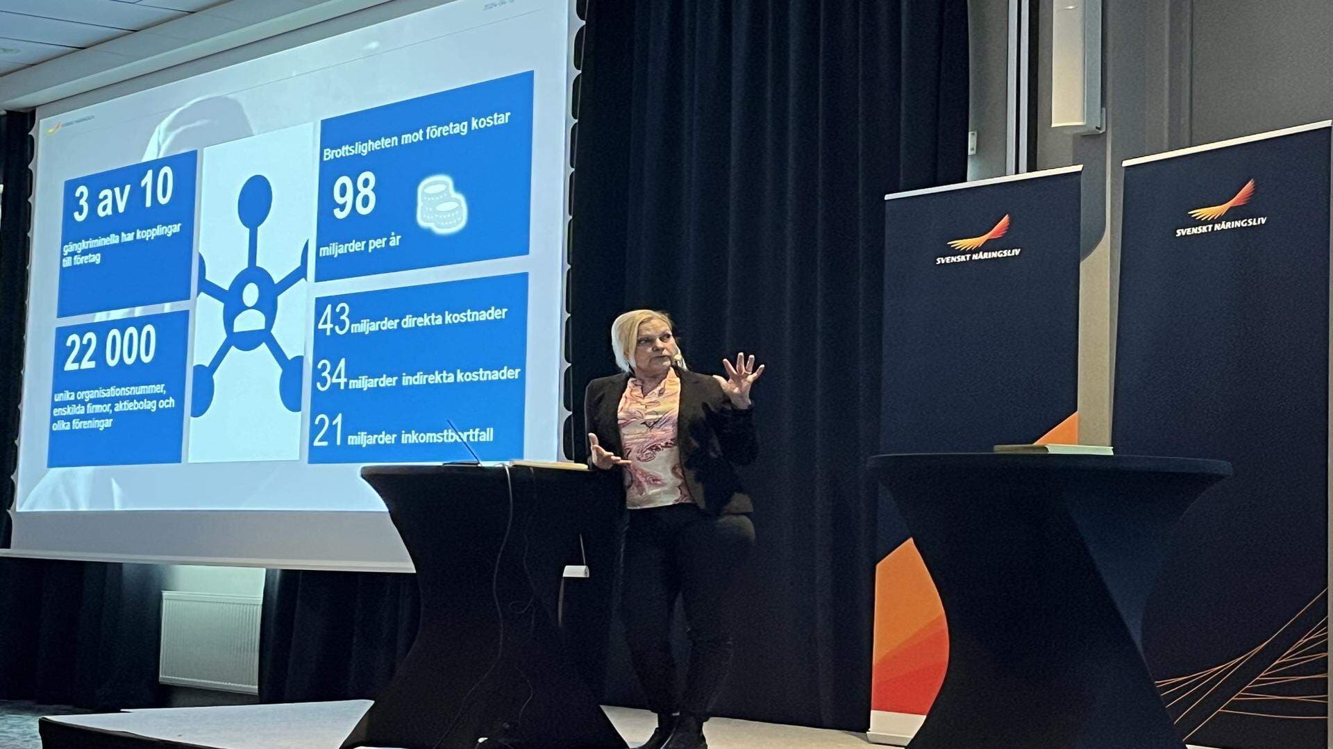 Lena Nitz, expert, brott- och trygghetspolicy på Svenskt Näringsliv, talar på scenen.