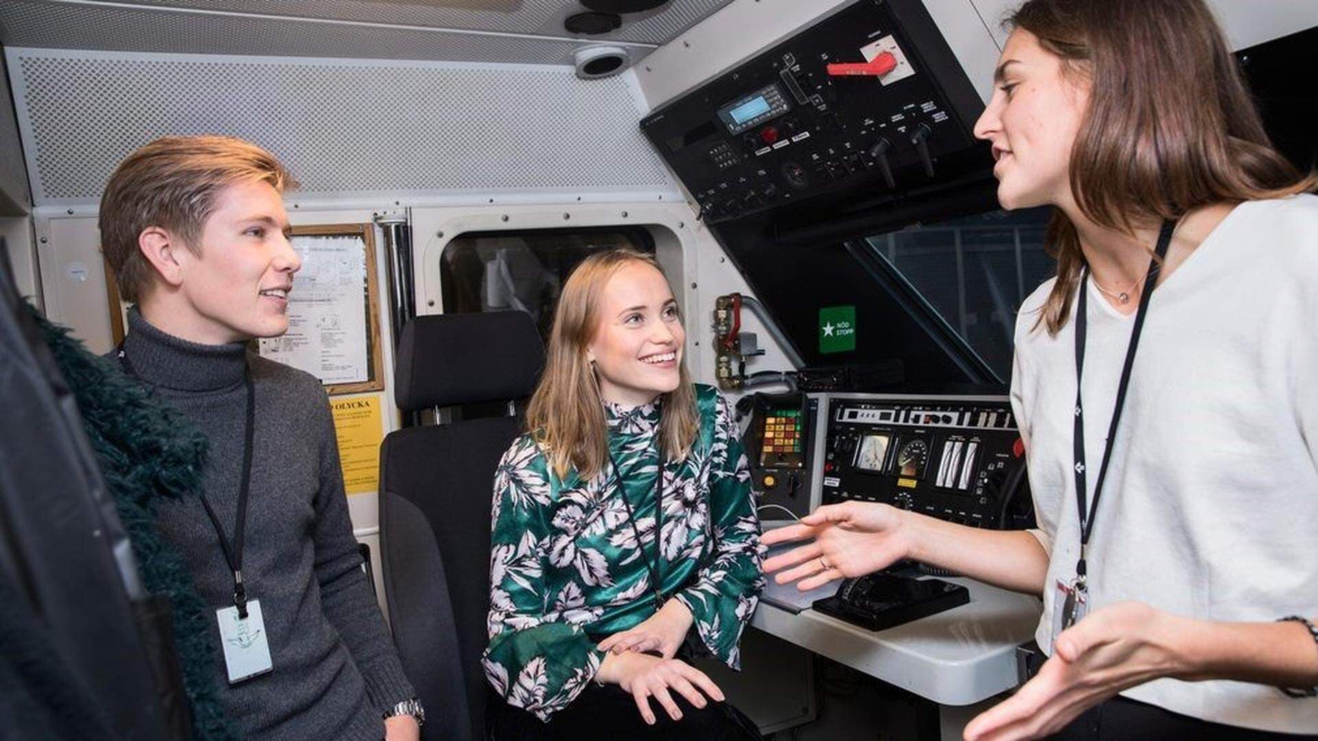 Fredrika Brink (mitten) under sin Tekniksprångspraktik vid SJ.