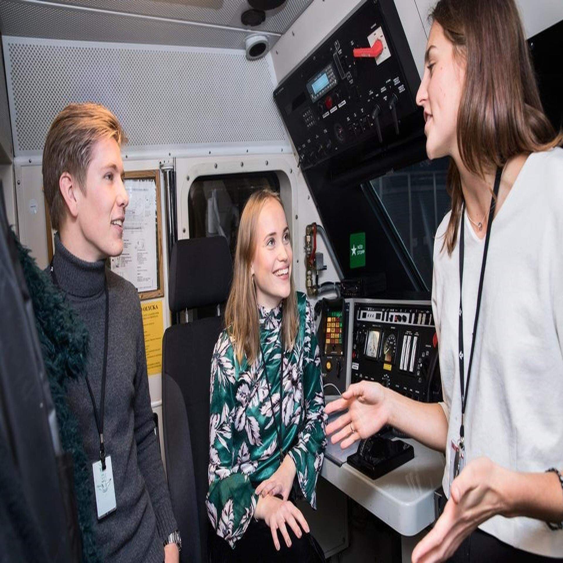 Fredrika Brink (mitten) under sin Tekniksprångspraktik vid SJ.