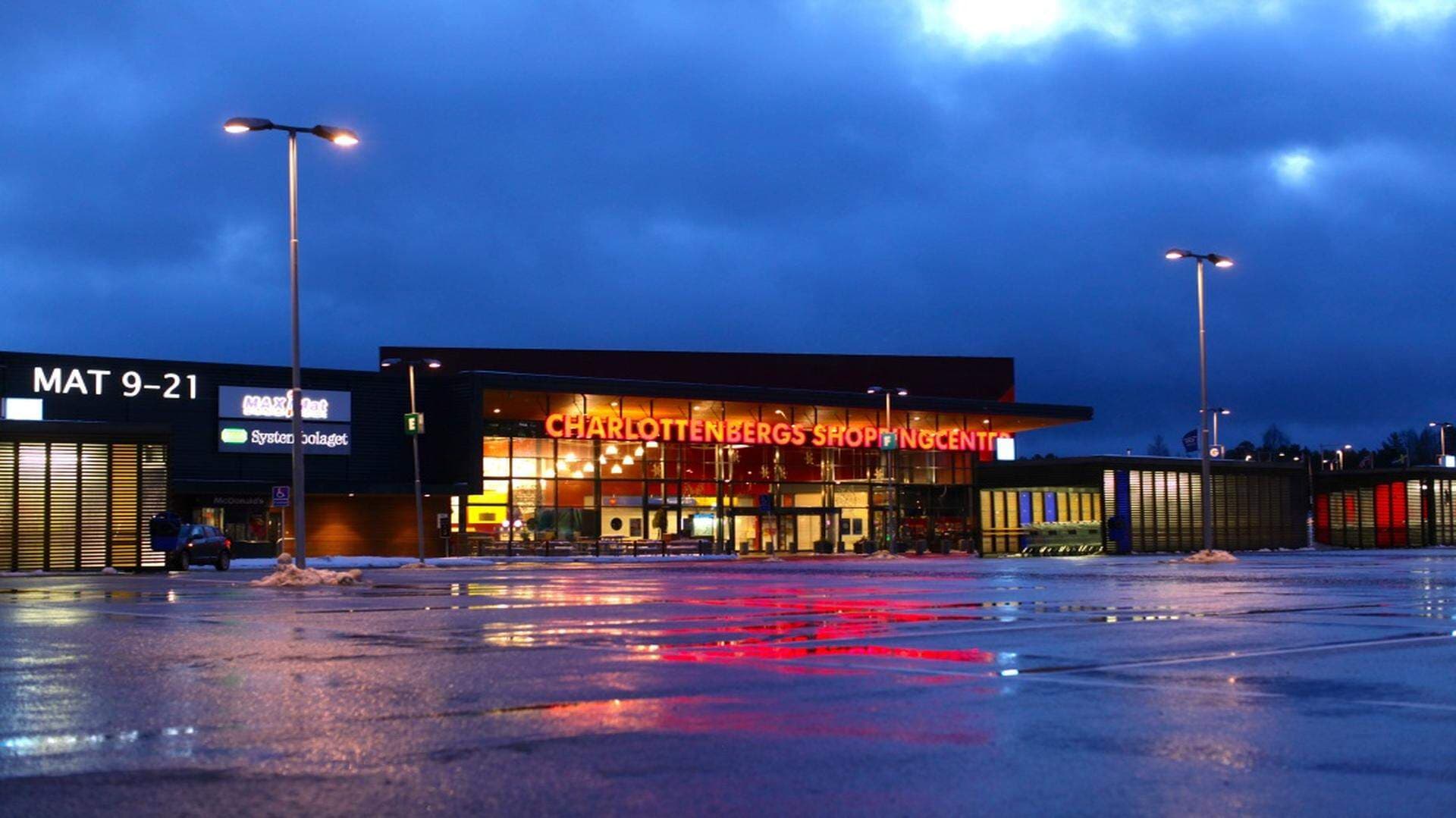 Olav Thons projekt att bygga ett enormt shoppingcenter som lockar norrmän och värmlänningar har blivit stor succé. Inte minst åker norrmän över gränsen för att köpa snus, läsk och alkohol.