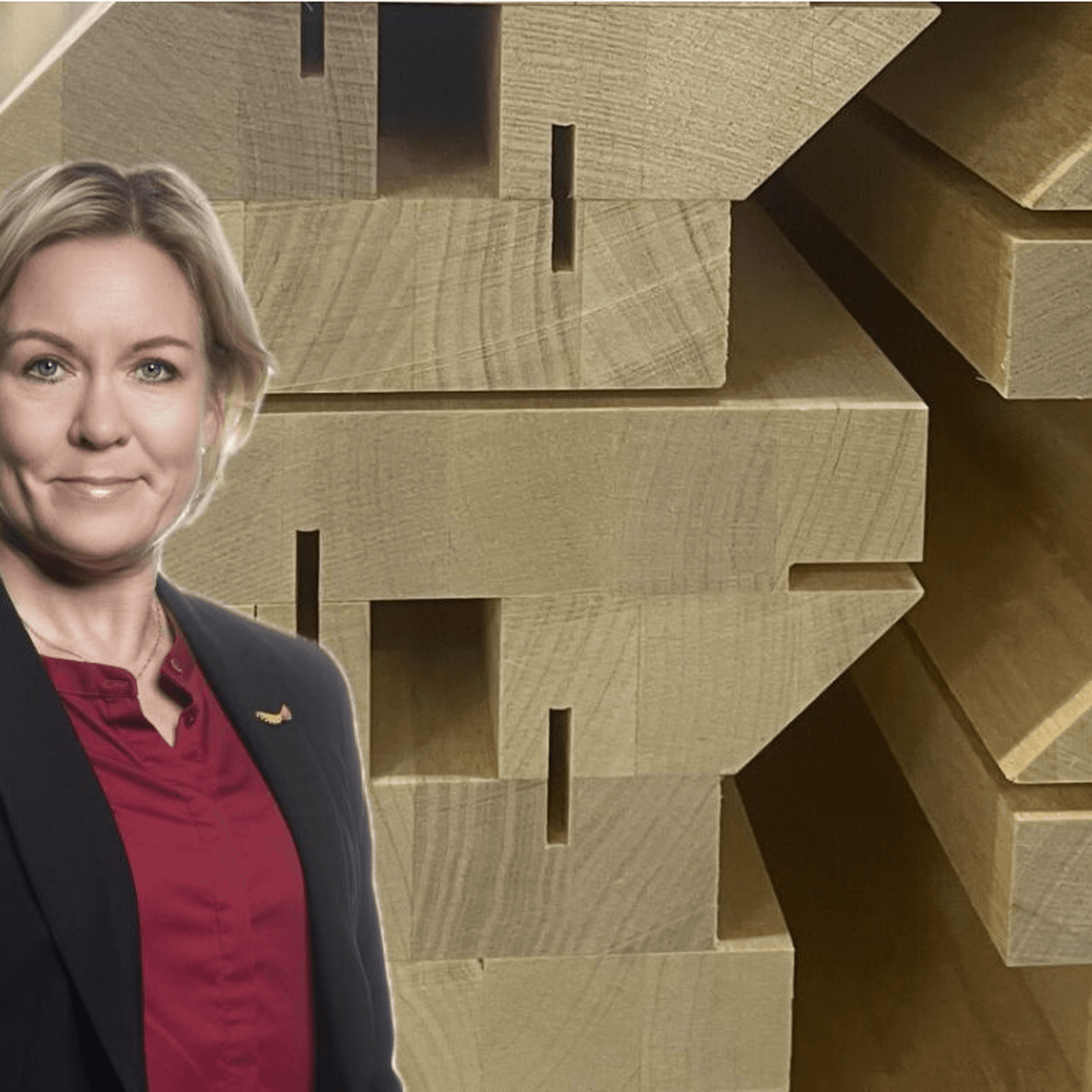 Anna Hedensjö Johansson framför träelement