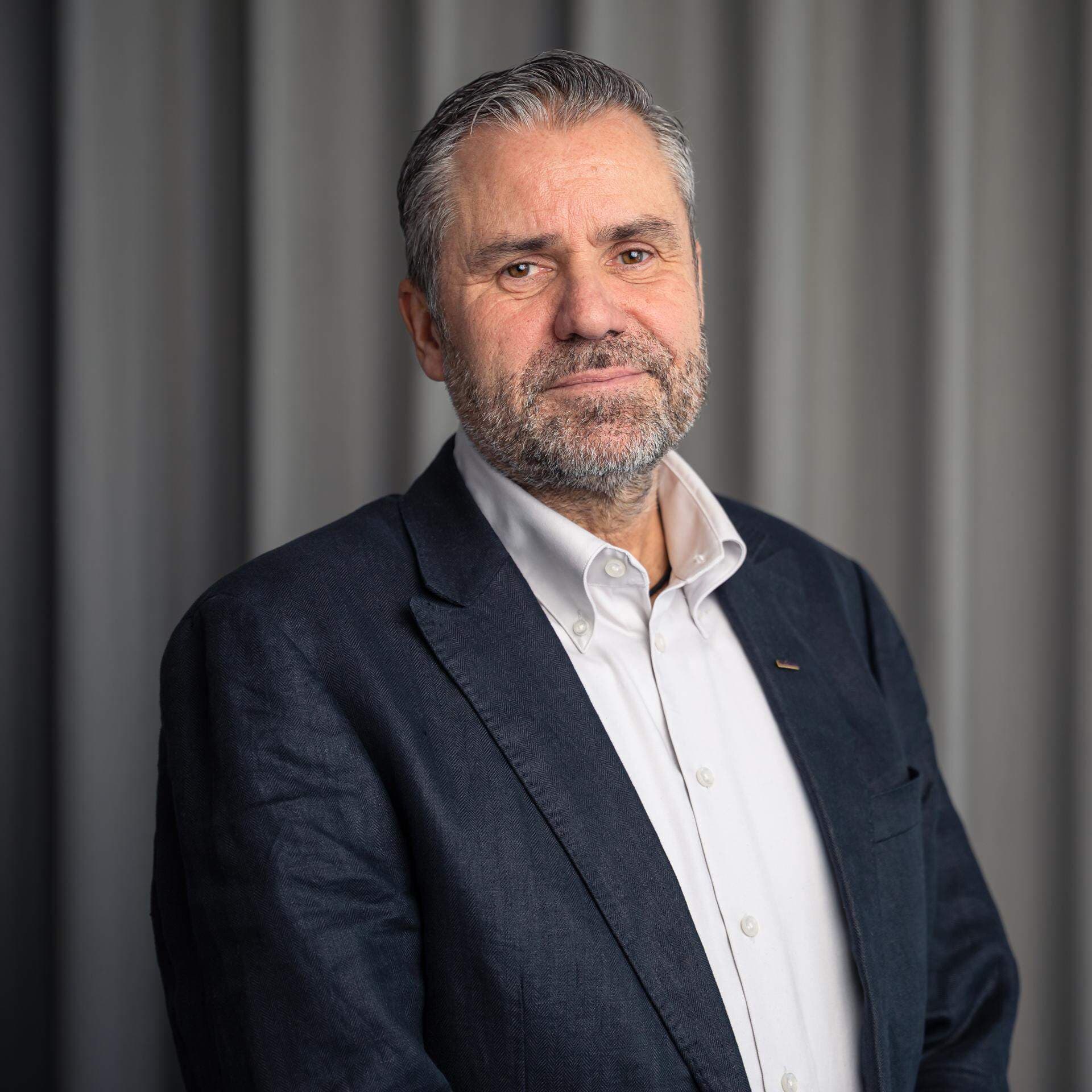 Kent Johansson har en grå kavaj