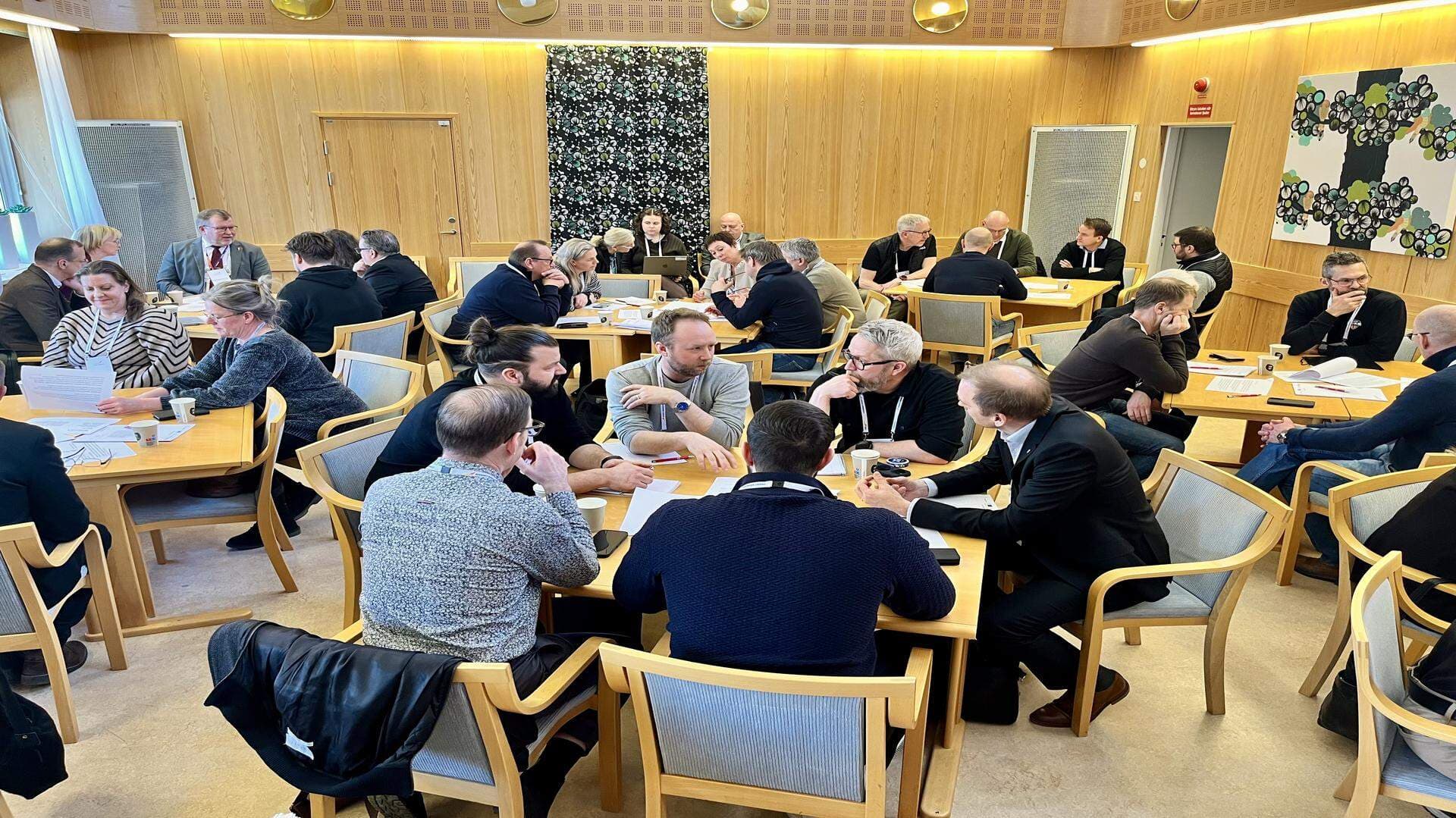 Bild över samtalen i grupperna som pågick i salen.