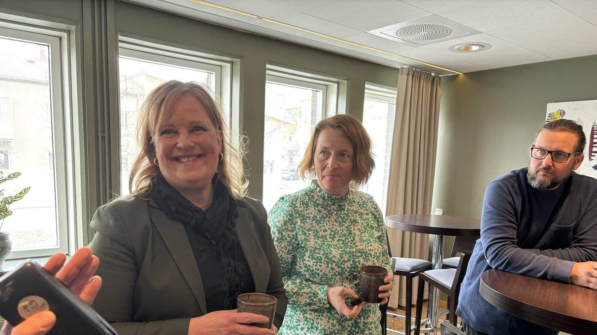 Berit Eriksson och Jennie Söderberg från Region Jämtland-Härjedalen pratar under pausen.