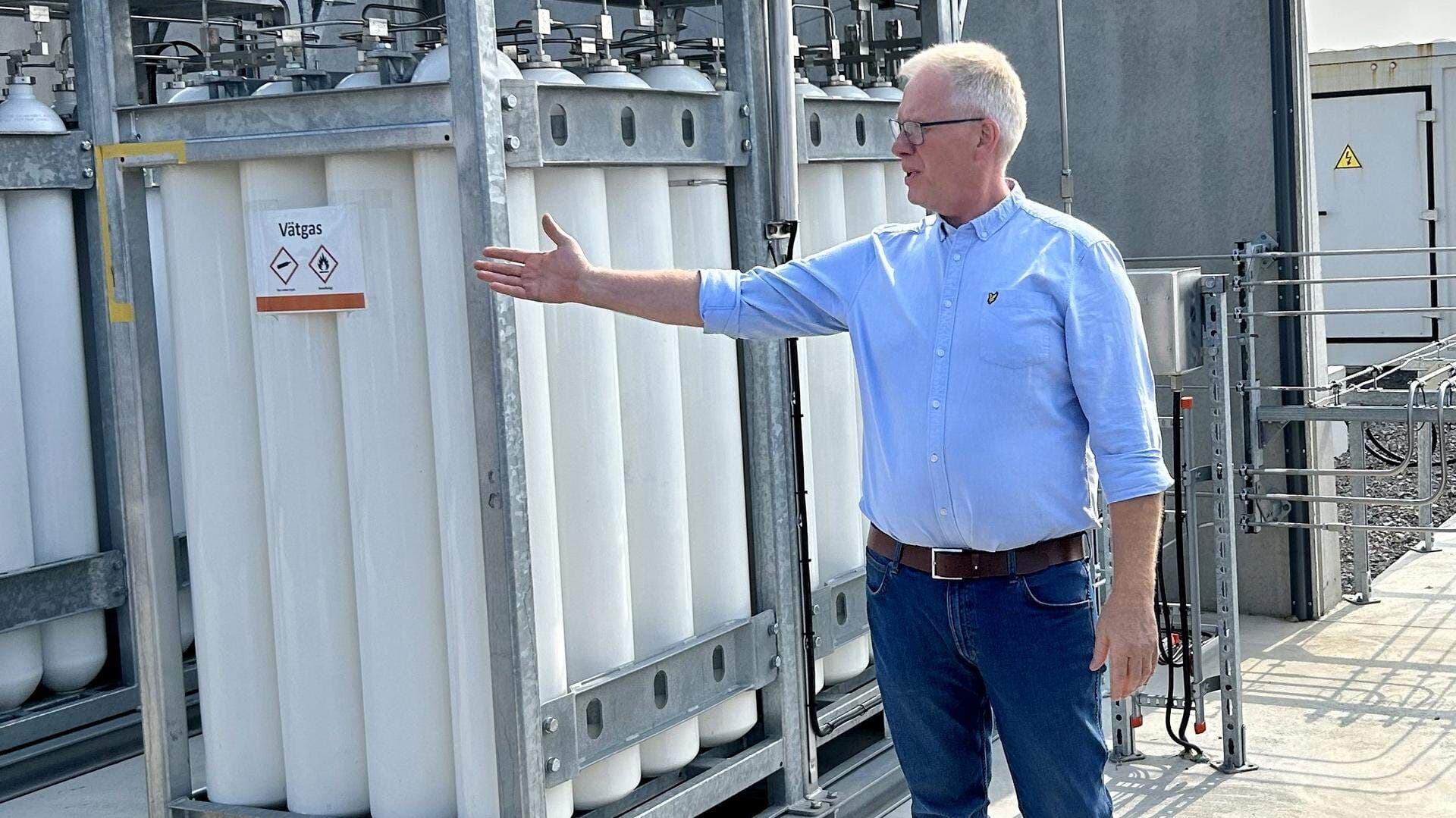 Thorbjörn Bennesved pekar på en vätgastank