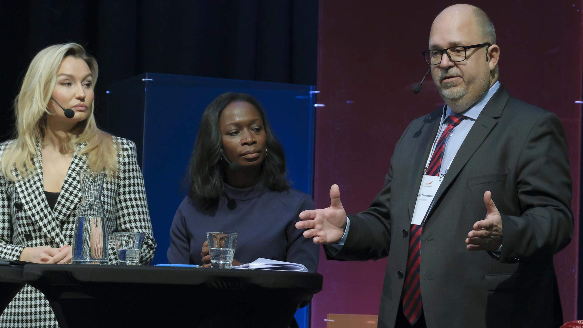 Näringsminister Karl-Petter Thorwaldsson (S) tillsammans med Ebba Busch (KD) och Nyamko Sabuni (L).