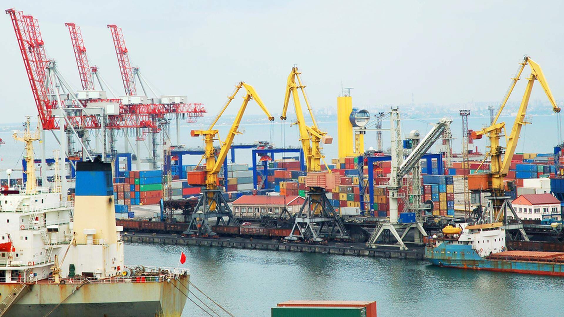 Lyftkranar och containrar lastar i en stor hamn