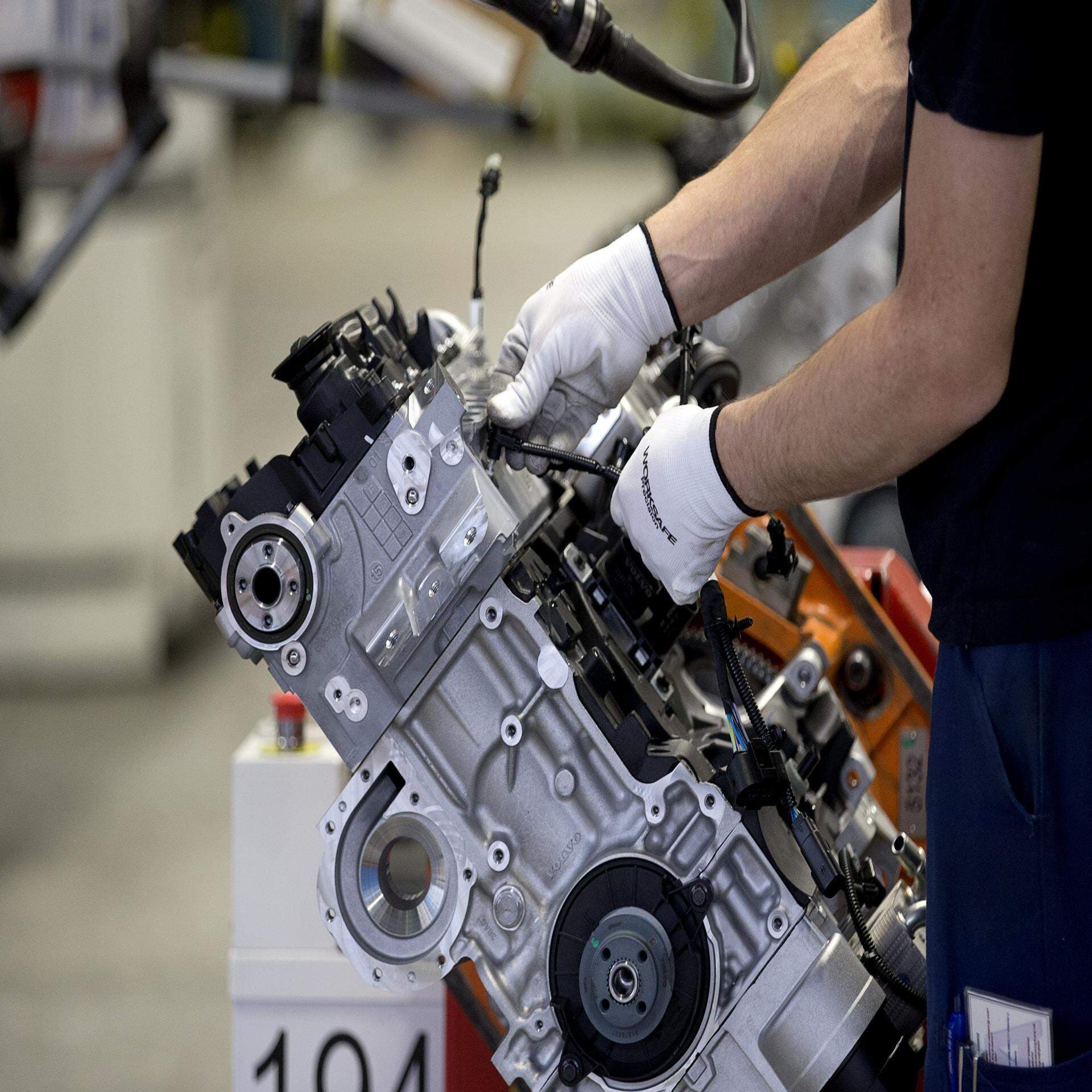 Arbetare i motorfabrik