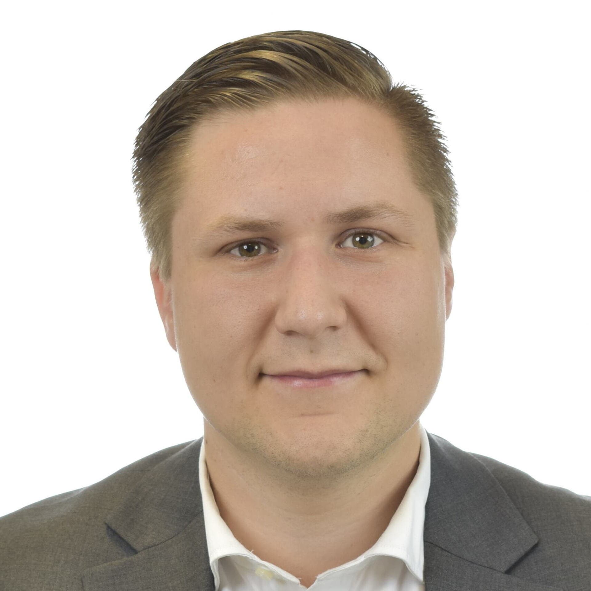Niklas Sigvardsson i vit skjorta, mörk slips och grå kavaj