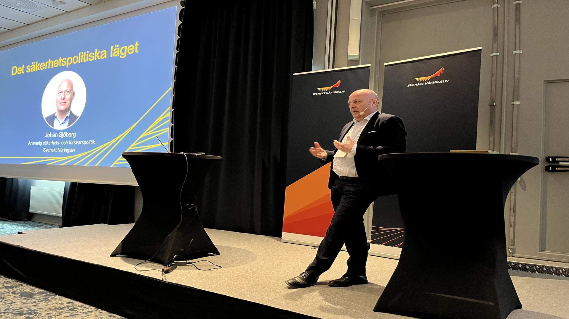 Johan Sjöberg, expert på säkerhets- och försvarspolitik på Svenskt Näringsliv, talar på konferensen.