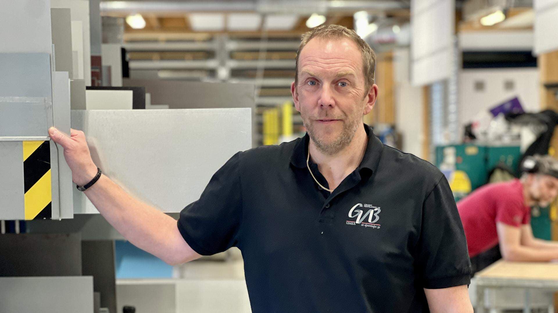 Fredrik Gustafson vd på Grubbe Ventilation i företagets verkstad.