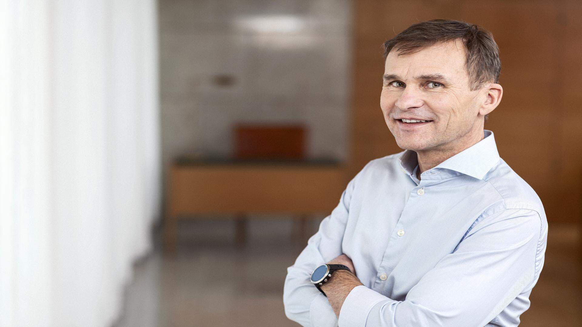 Mats i ljusblå skjorta i kontorsmiljö