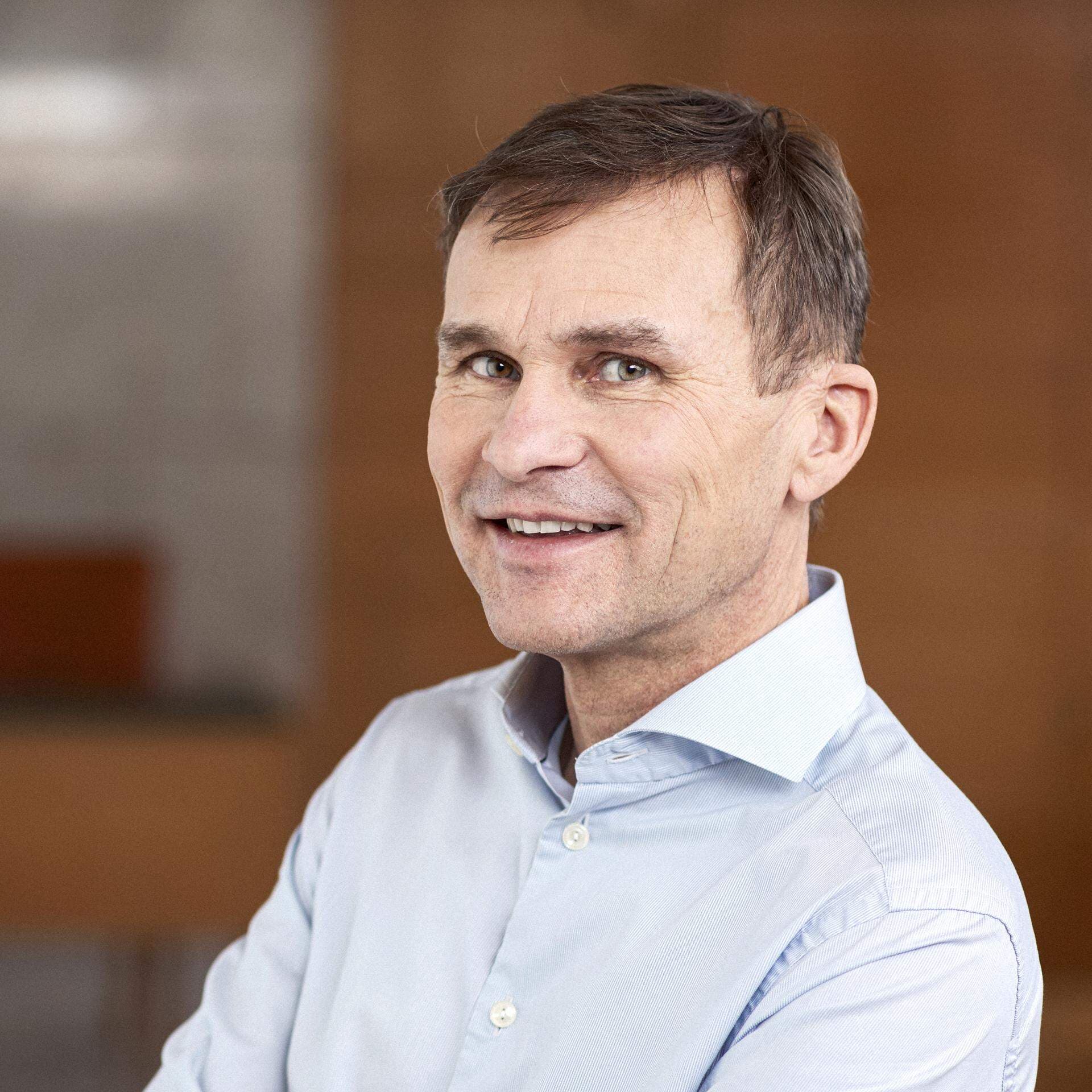 Mats i ljusblå skjorta i kontorsmiljö