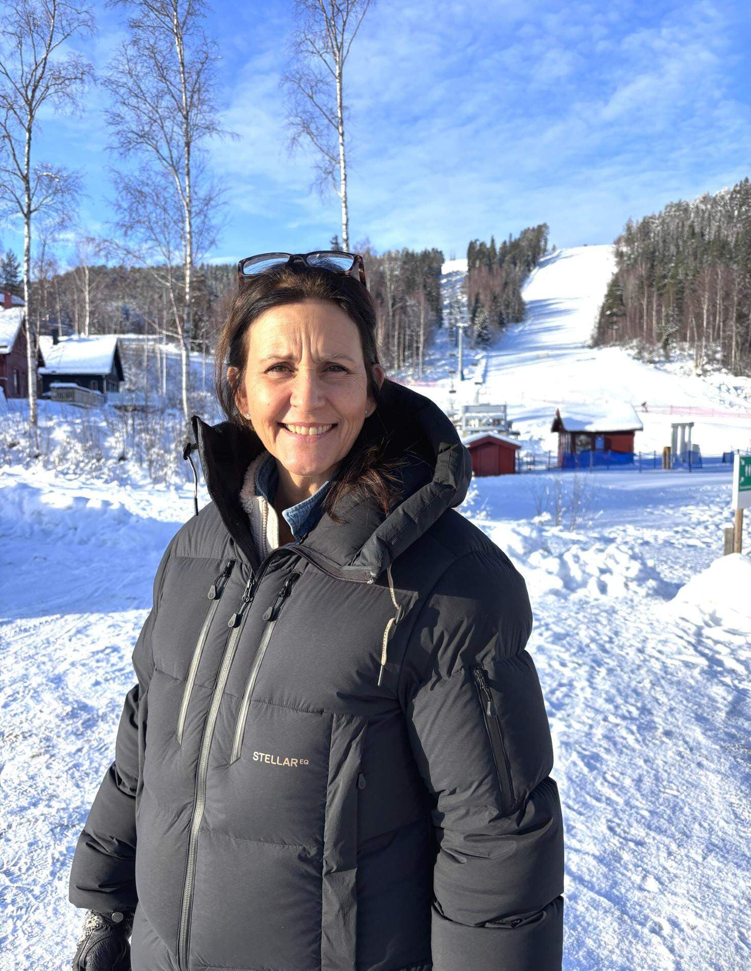 Amanda Sandahl har en svart jacka och står utomhus.