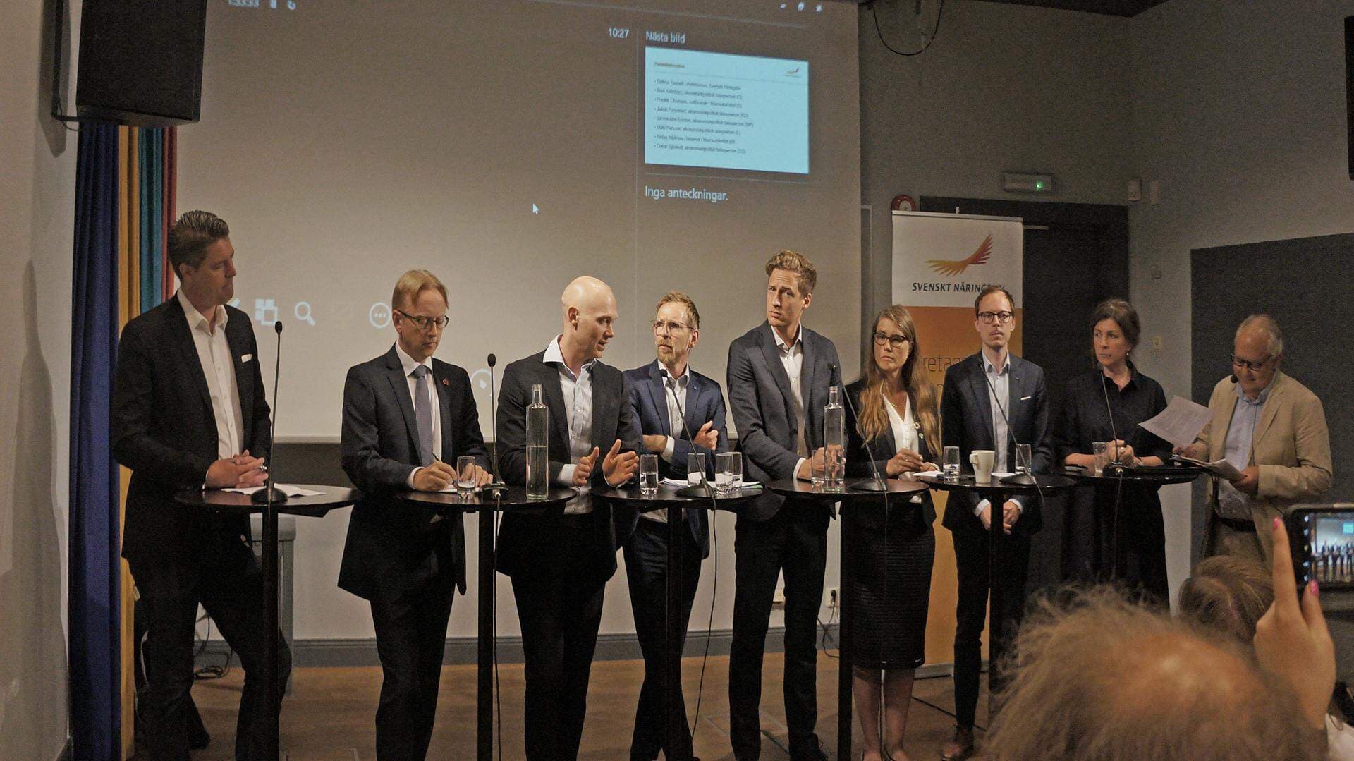Oskar Sjöstedt, ekonomiskpolitisk talesperson (SD), Fredrik Olovsson, ordförande i finansutskottet (S),
Niklas Wykman, ledamot i finansutskottet (M), Jakob Forssmed, ekonomiskpolitisk talesperson (KD), Emil Källström, ekonomiskpolitisk talesperson (C), Janine Alm-Ericson, ekonomiskpolitisk talesperson (MP), Mats Persson, ekonomiskpolitisk talesperson (L) och Bettina Kashefi, chefekonom, Svenskt Näringsliv.